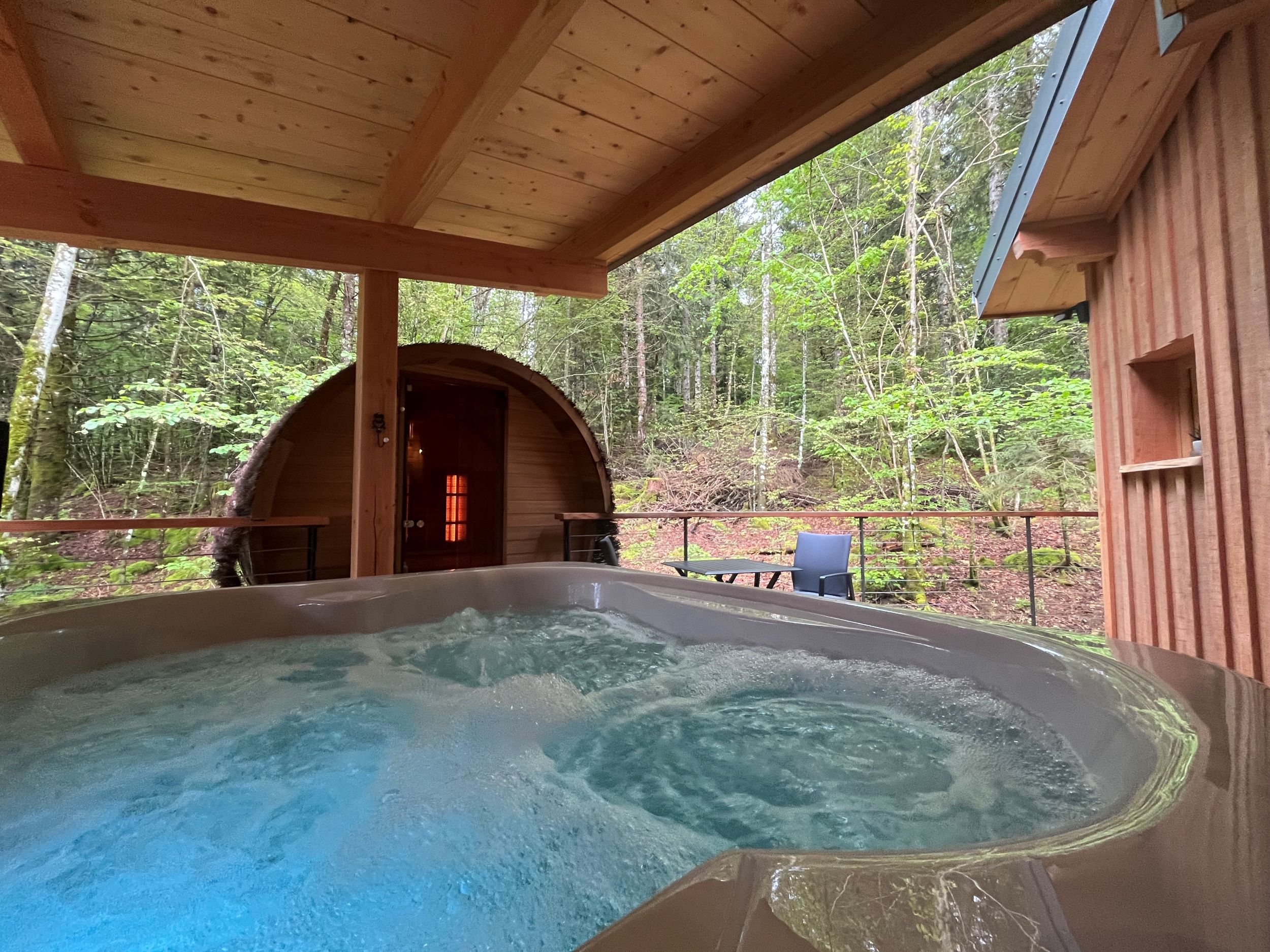 Cabane La Seignette : une expérience sensorielle en Franche-Comté à Petite Chaux — vue intérieure