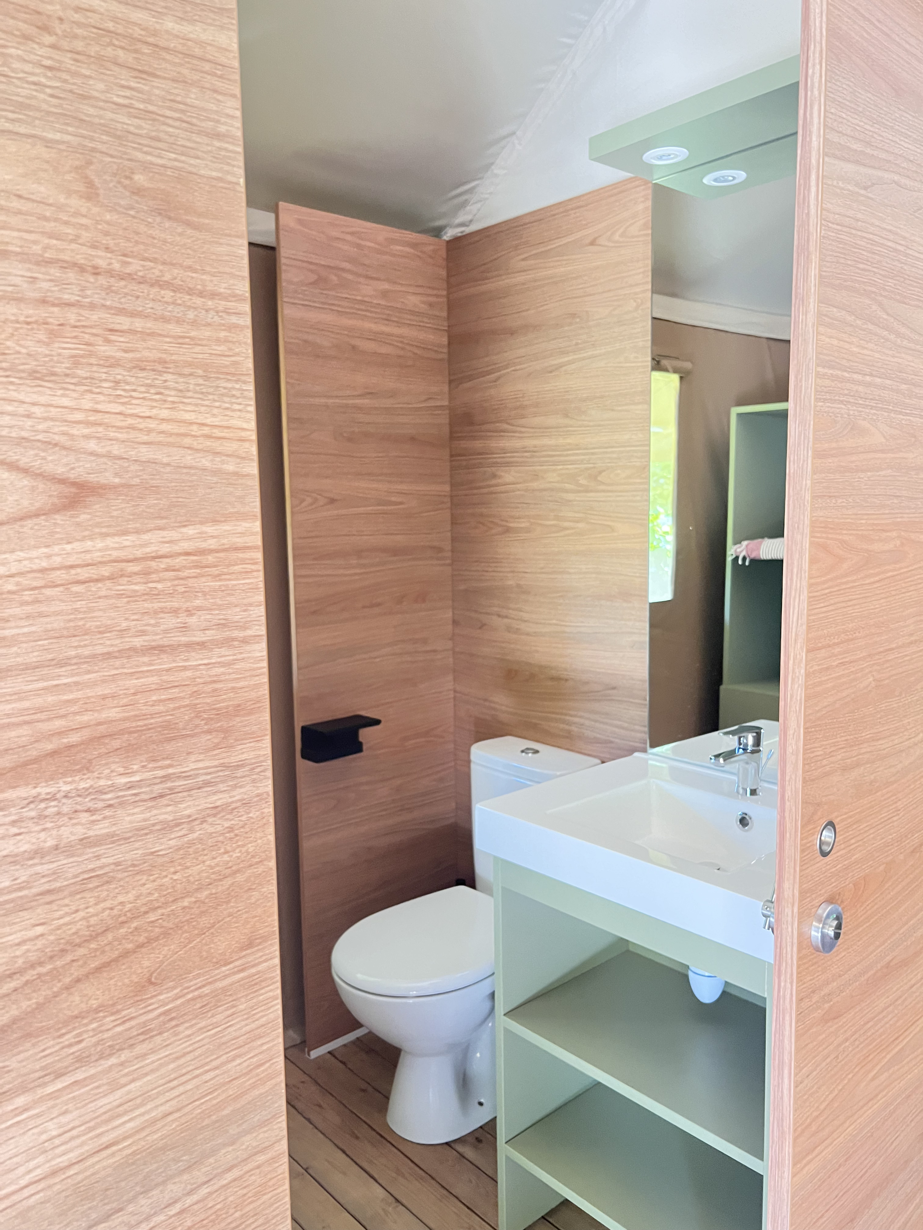 Tente Lodge Safari : une expérience de glamping en pleine nature à Aups — environnement naturel