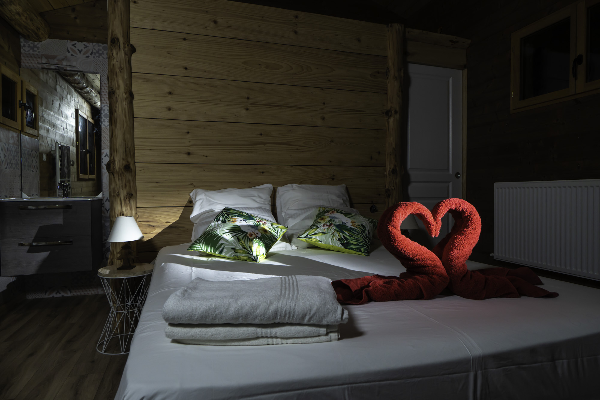 Cabane Spa Séquoia : une évasion romantique dans les arbres à Saint Pierre D’Argençon — chambre