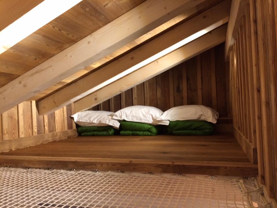 Cabane Spa du Ruisseau : une immersion dans les arbres en Rhône-Alpes à Saint Nicolas La Chapelle — chambre