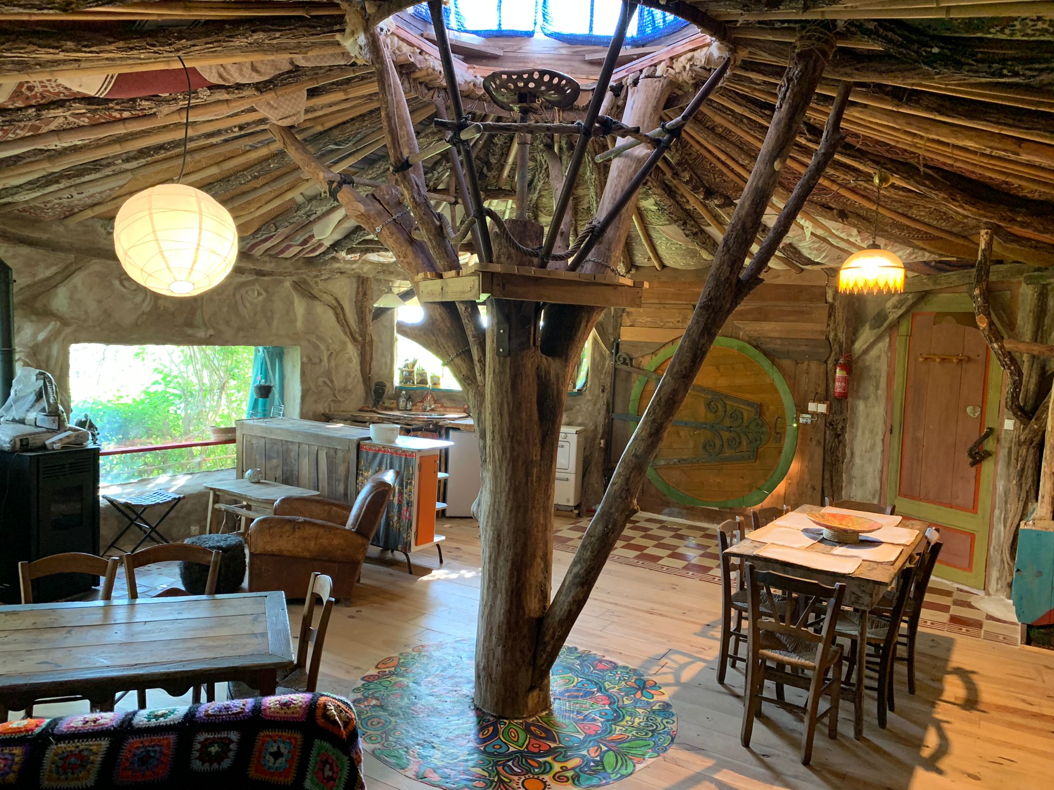 Colline sous les étoiles : une maison de hobbit en Aquitaine