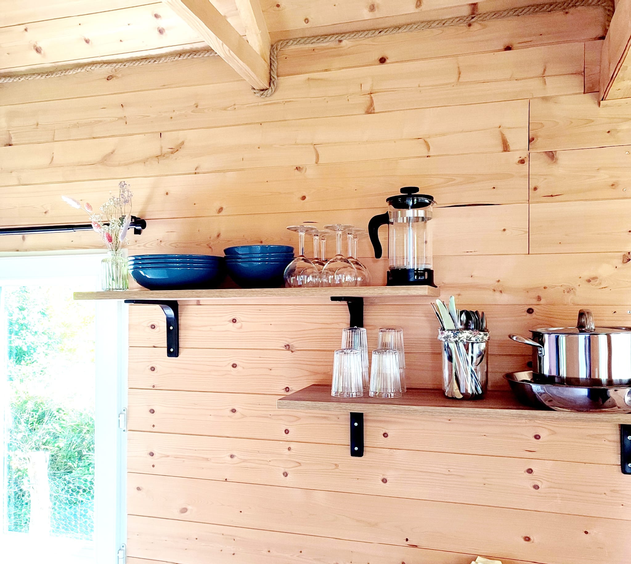 Tiny House du Morbihan — Nuit insolite avec spa et sauna à Vannes — vue depuis la terrasse