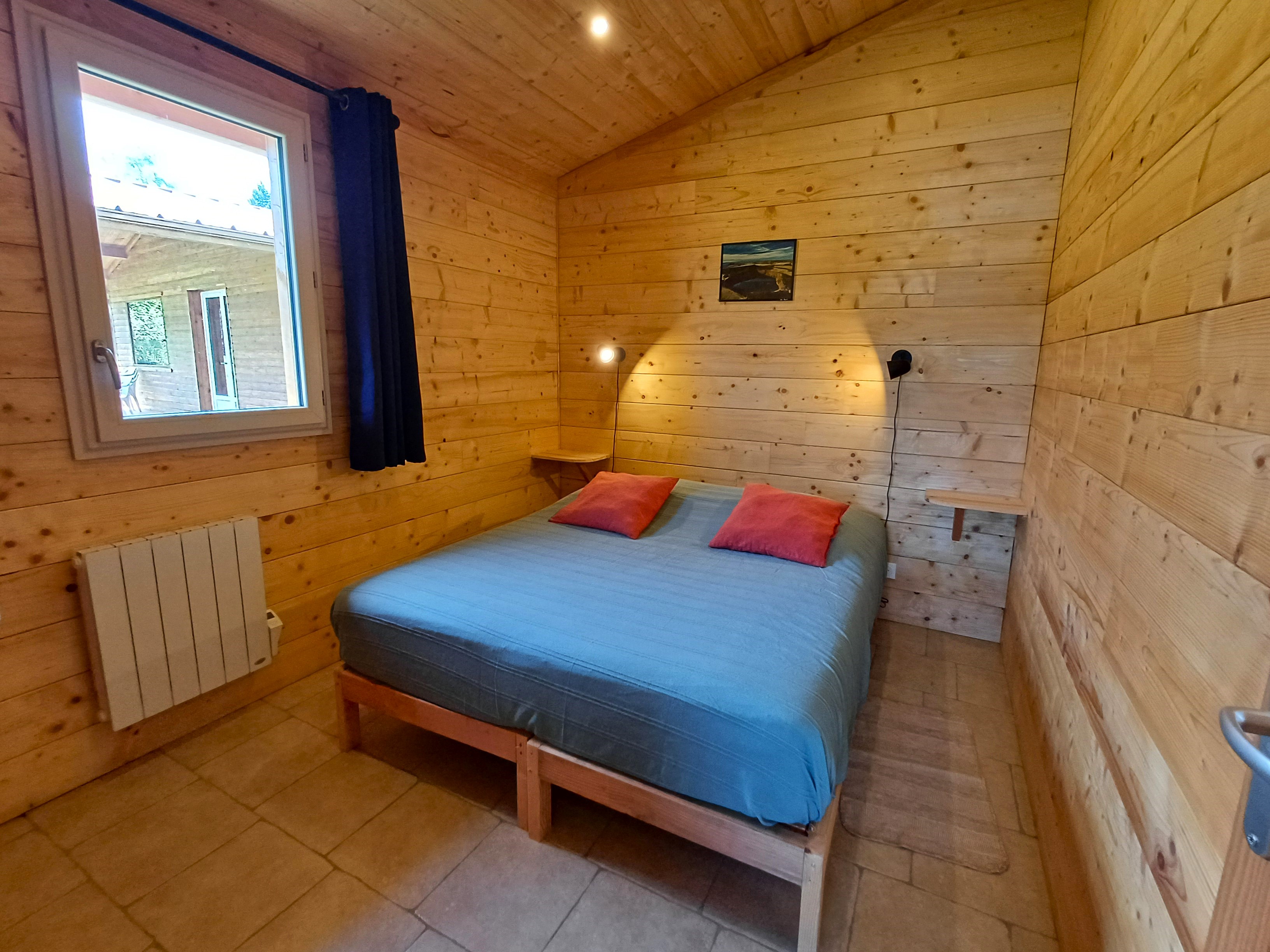 Chalet Douglas : une évasion romantique avec vue sur le lac à Condat-En-Combraille — vue intérieure