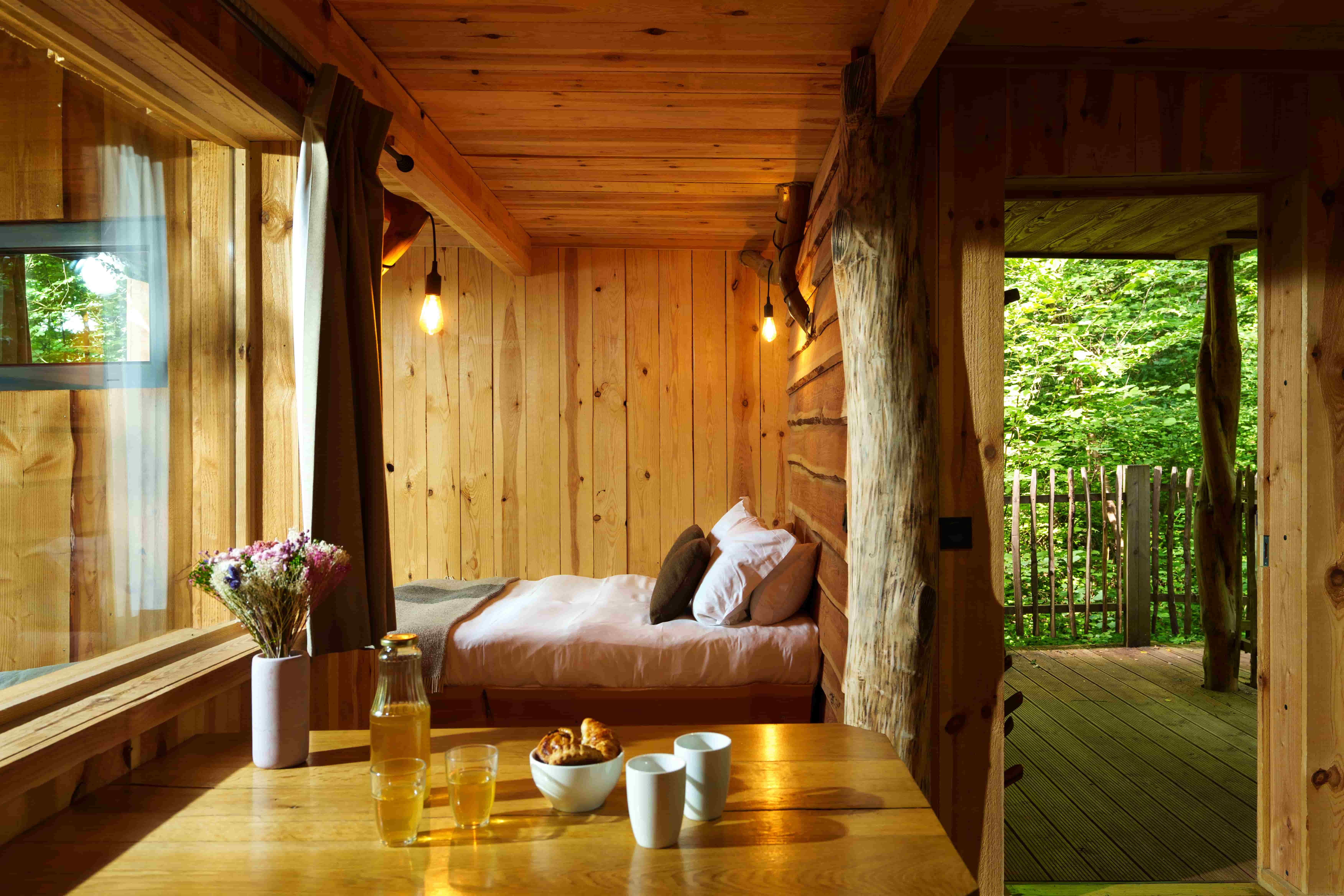 Évasion sensorielle dans la Cabane Spa Ecrin de Jade à St-Léger-Aux-Bois — espace de vie