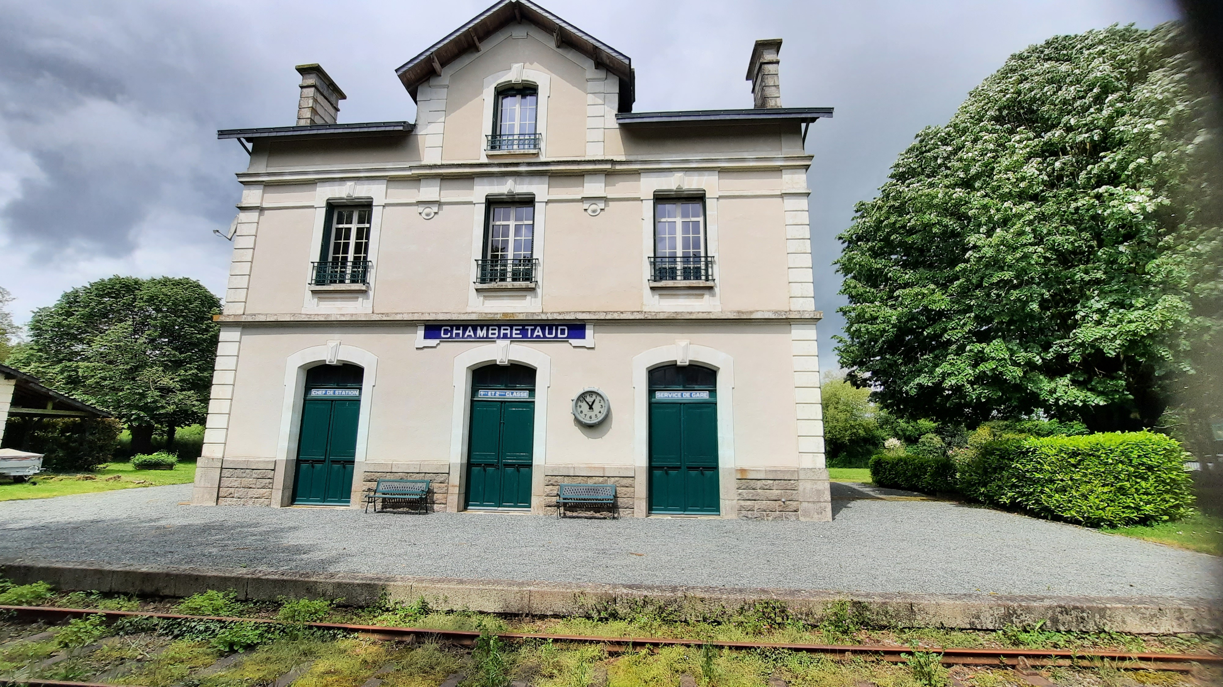 LA GARE DE CHAMBRETAUD — Maison insolite avec spa à Chambretaud à Chambretaud — vue intérieure