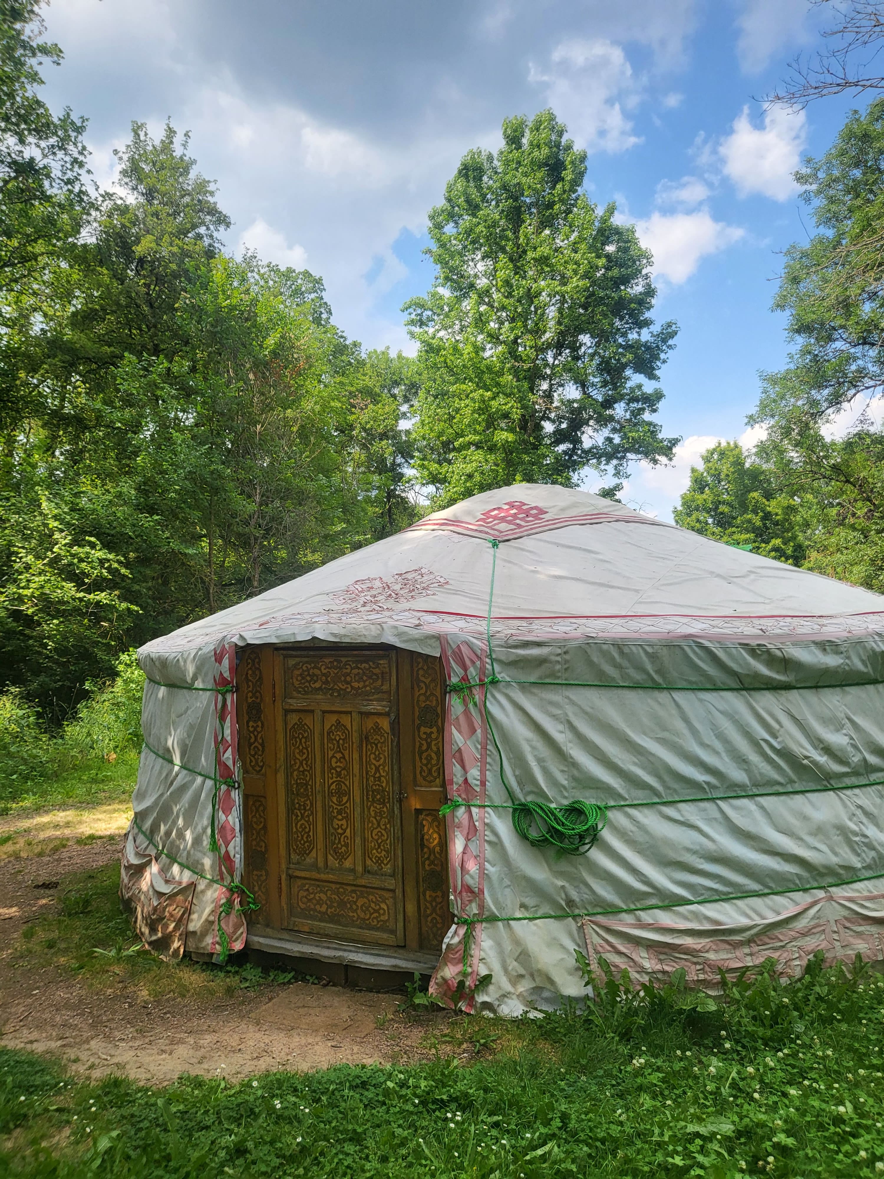Vivez l'expérience unique d'une yourte traditionnelle en Auvergne à Huriel — cuisine