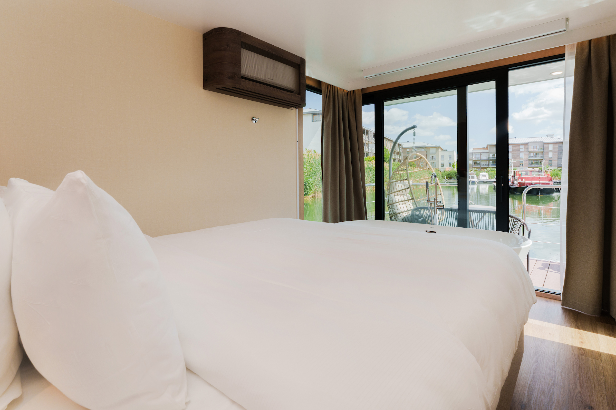 Évasion en suite flottante avec spa privatif à L'Isle-Adam à L'isle Adam — espace de vie