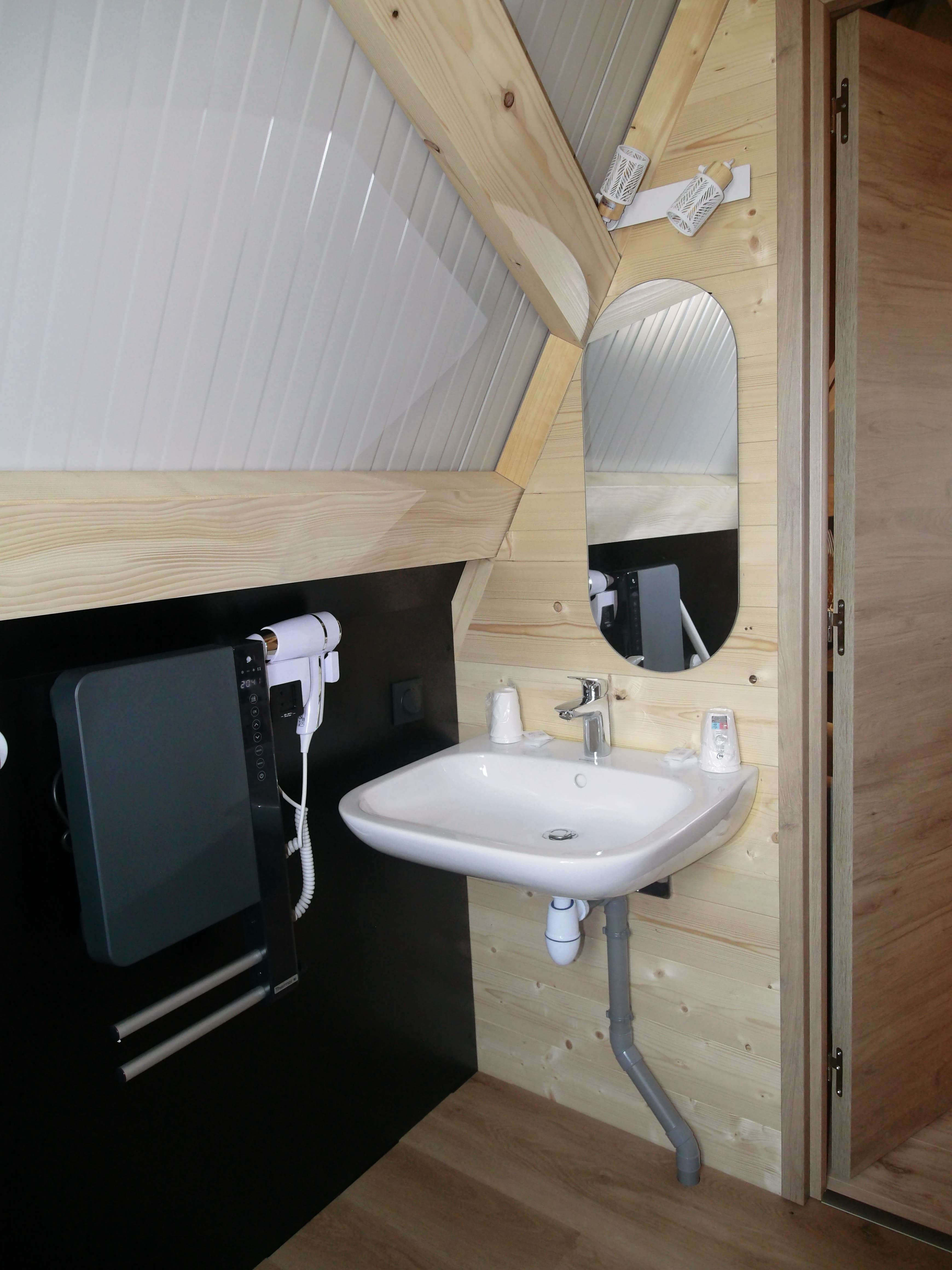 Le Tipi Françoise : un chalet enchanteur en pleine nature à Blancs Coteaux — détail architectural