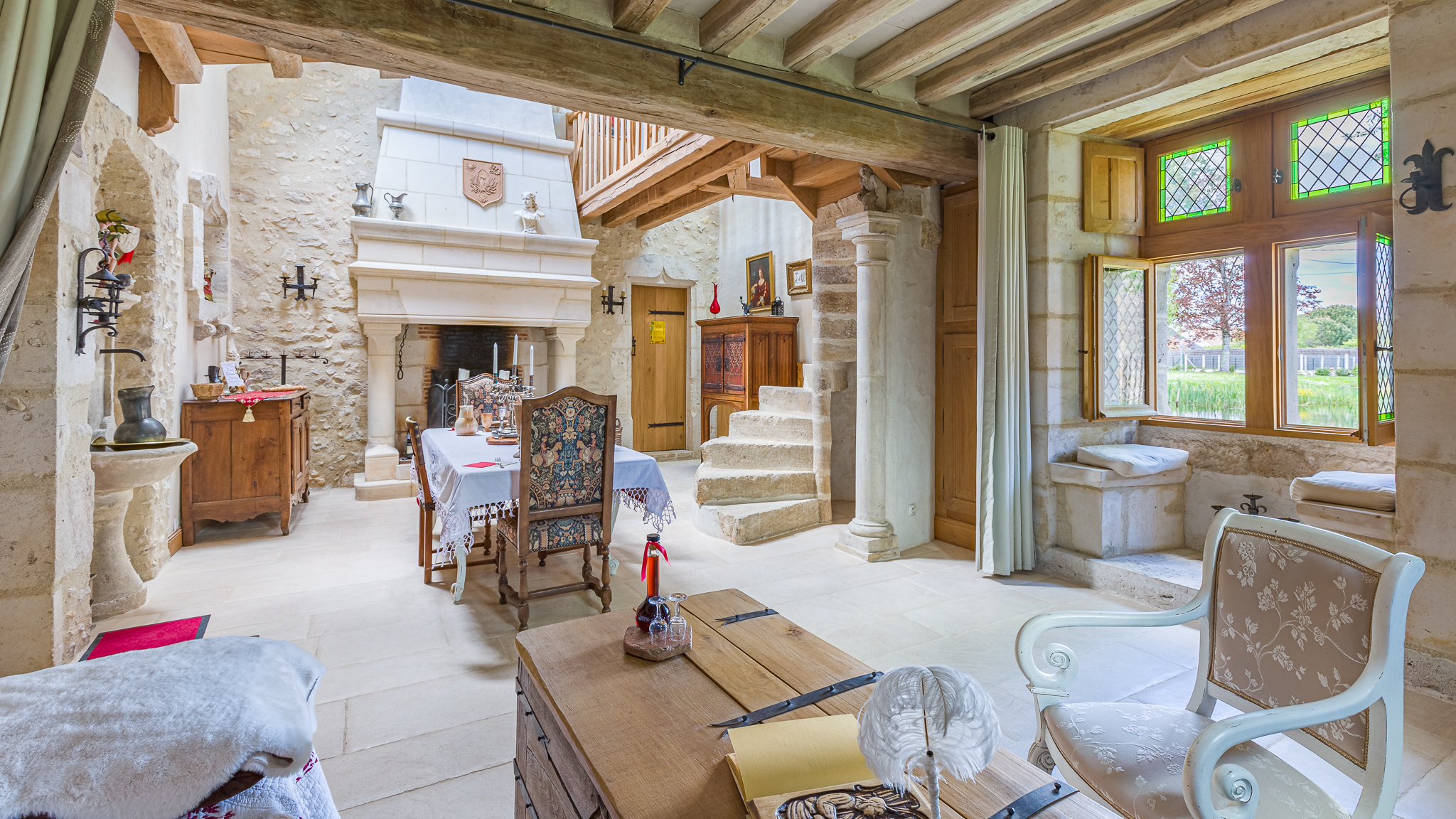 Jeanne et le Phoenix — Chambre à thème avec spa à Indre-et-Loire à Tours — détail architectural