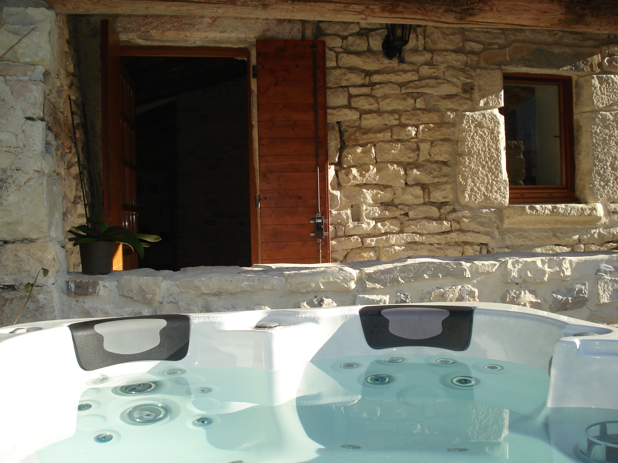 Un pavillon Mathéo & Spa pour une escapade sensorielle en Languedoc-Roussillon à Carnas — espace de vie