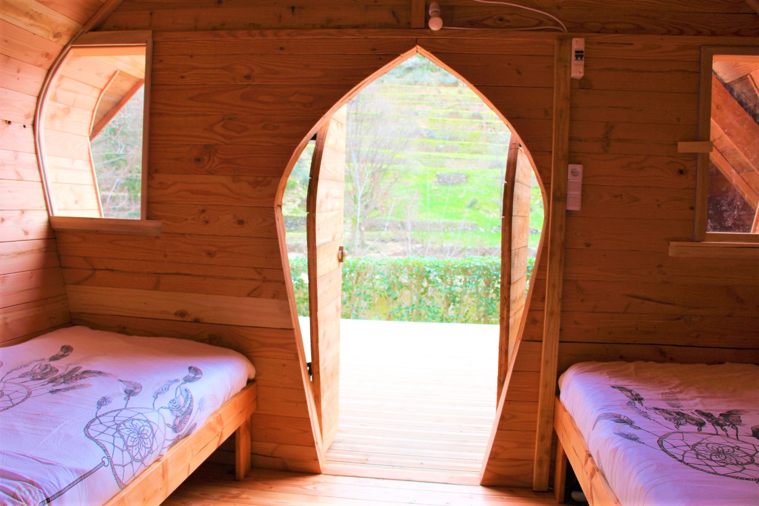 Cabane châtaigne Pellegrine : une évasion au bord de la rivière à Peyremale — espace de vie