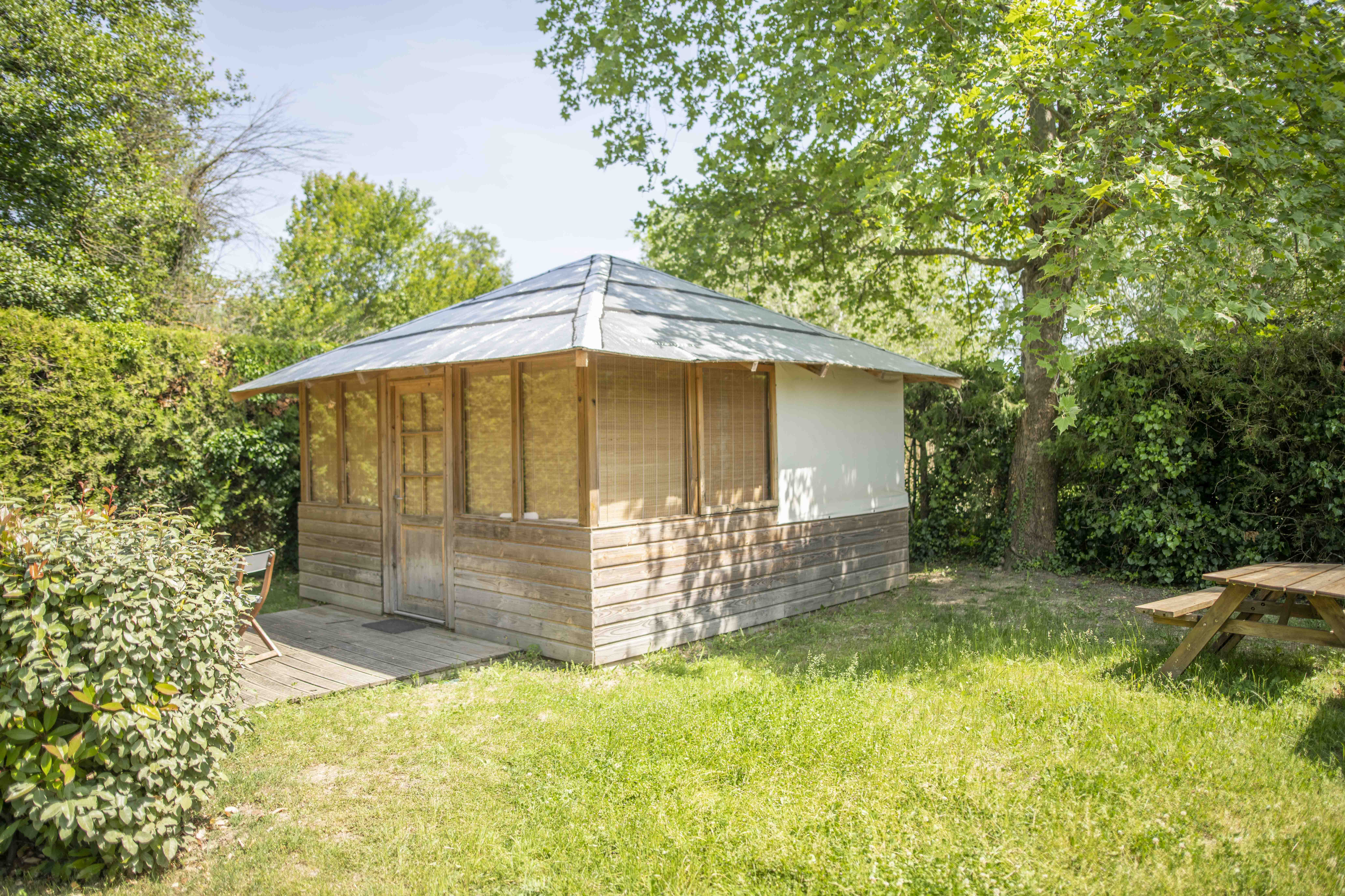 Carré d'ailleurs : une cabane immersive en Provence à L'Isle-Sur-La-Sorgue — vue intérieure