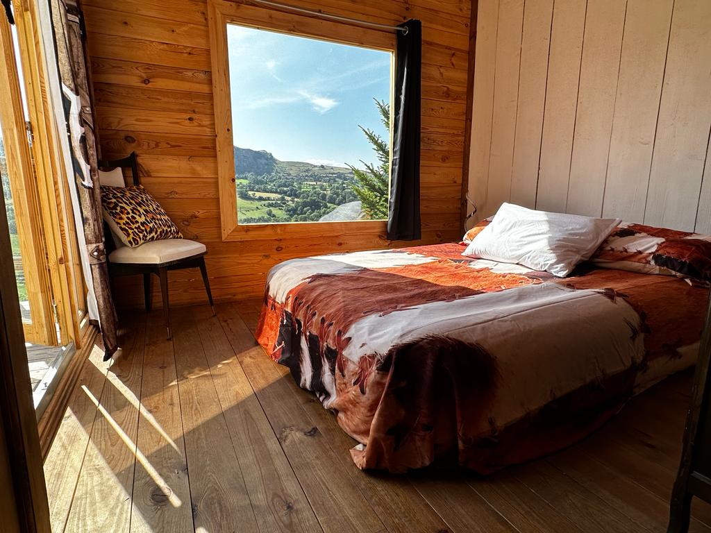 Cabane sur pilotis avec spa : une expérience unique en Auvergne