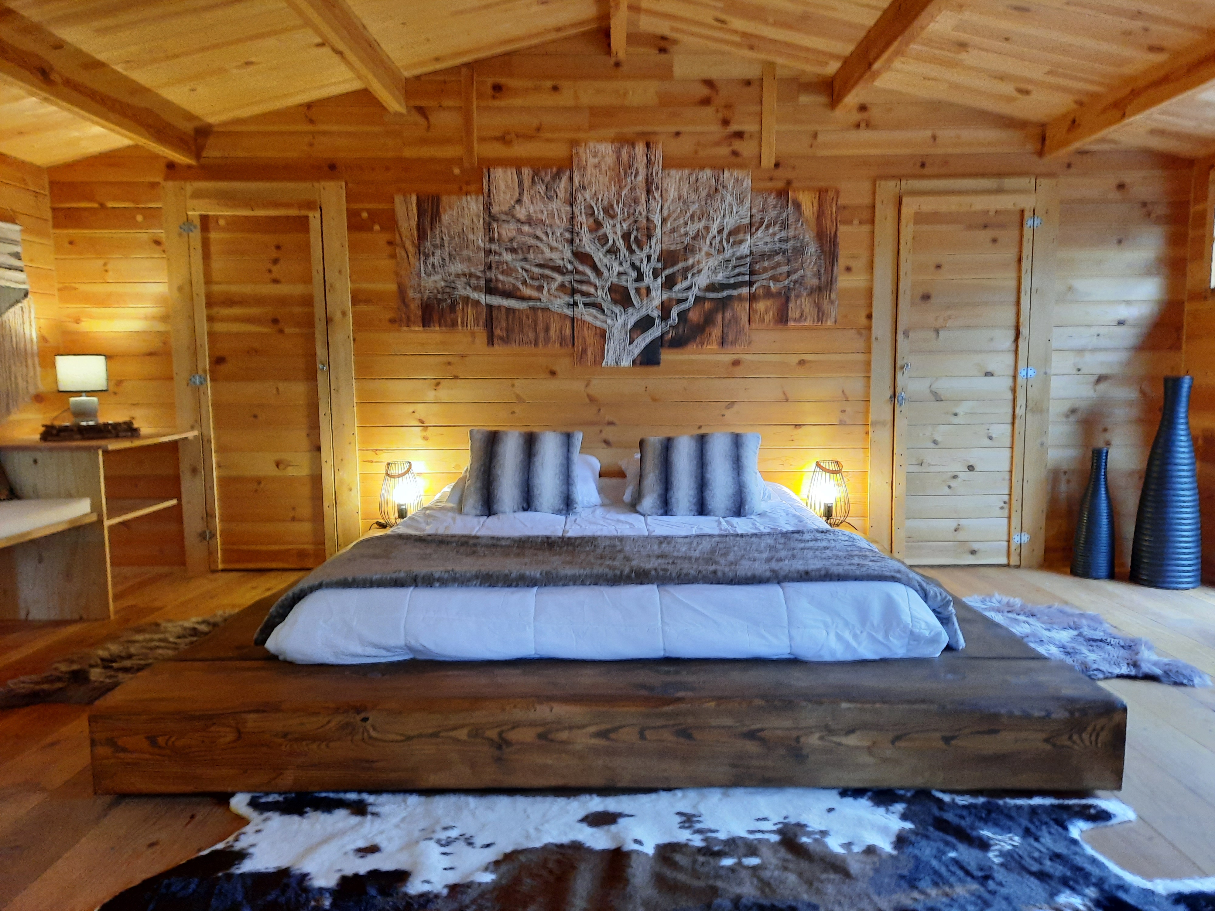 Évasion sensorielle dans une cabane Forest Cocoon & Spa à ballon — chambre