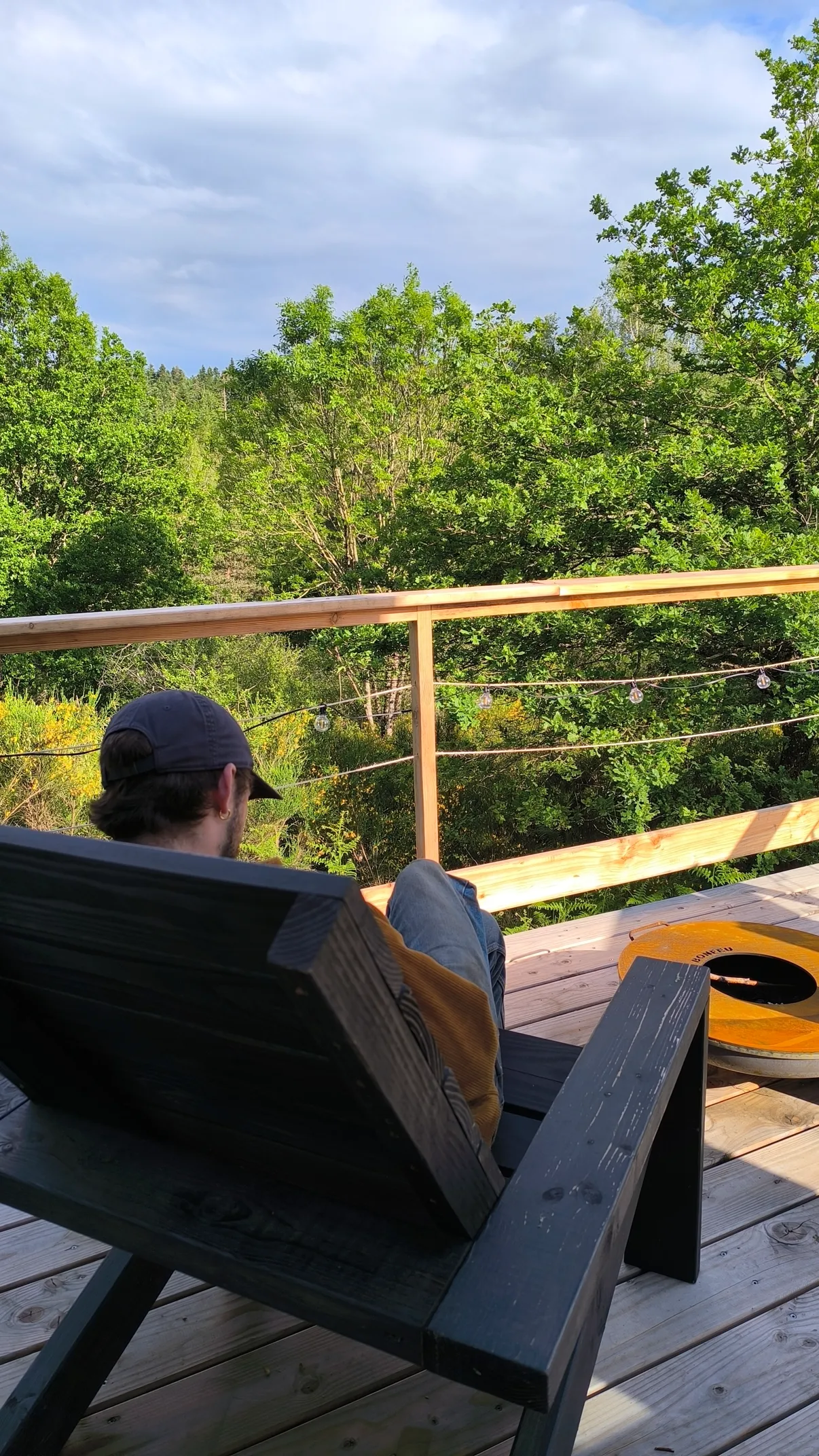 Séjournez dans une tiny house moderne au cœur de l'Auvergne à Cros — vue depuis la terrasse
