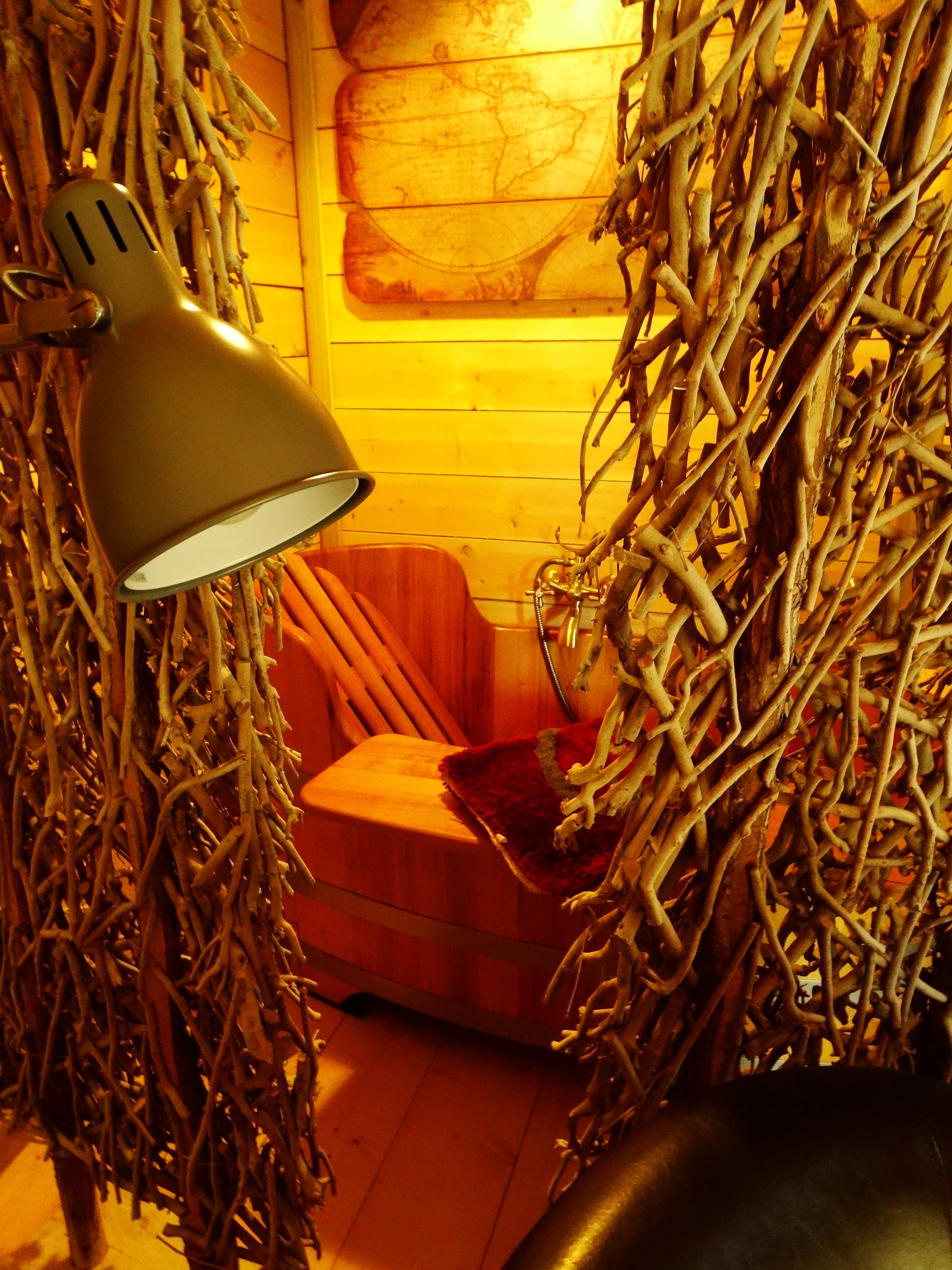 La Cabane de D'jo — Cabane sur pilotis avec baignoire en bois à Aisne à Neufchâtel-sur-Aisne — détail architectural