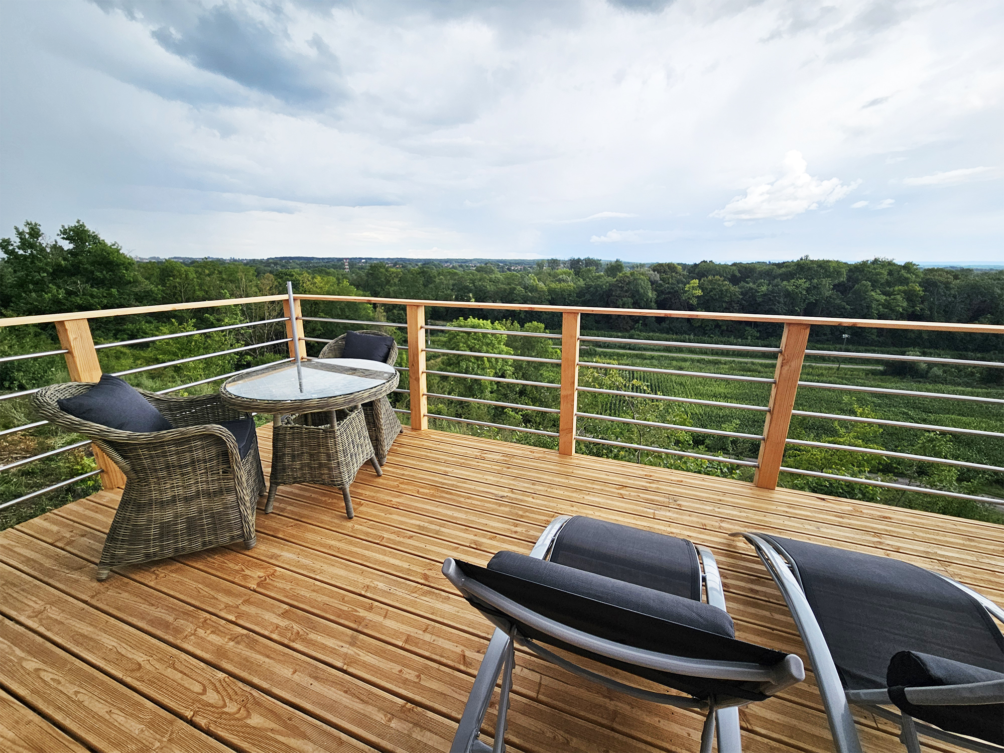 Un tonneau d'or avec vue panoramique en Franche-Comté à Dole — vue intérieure