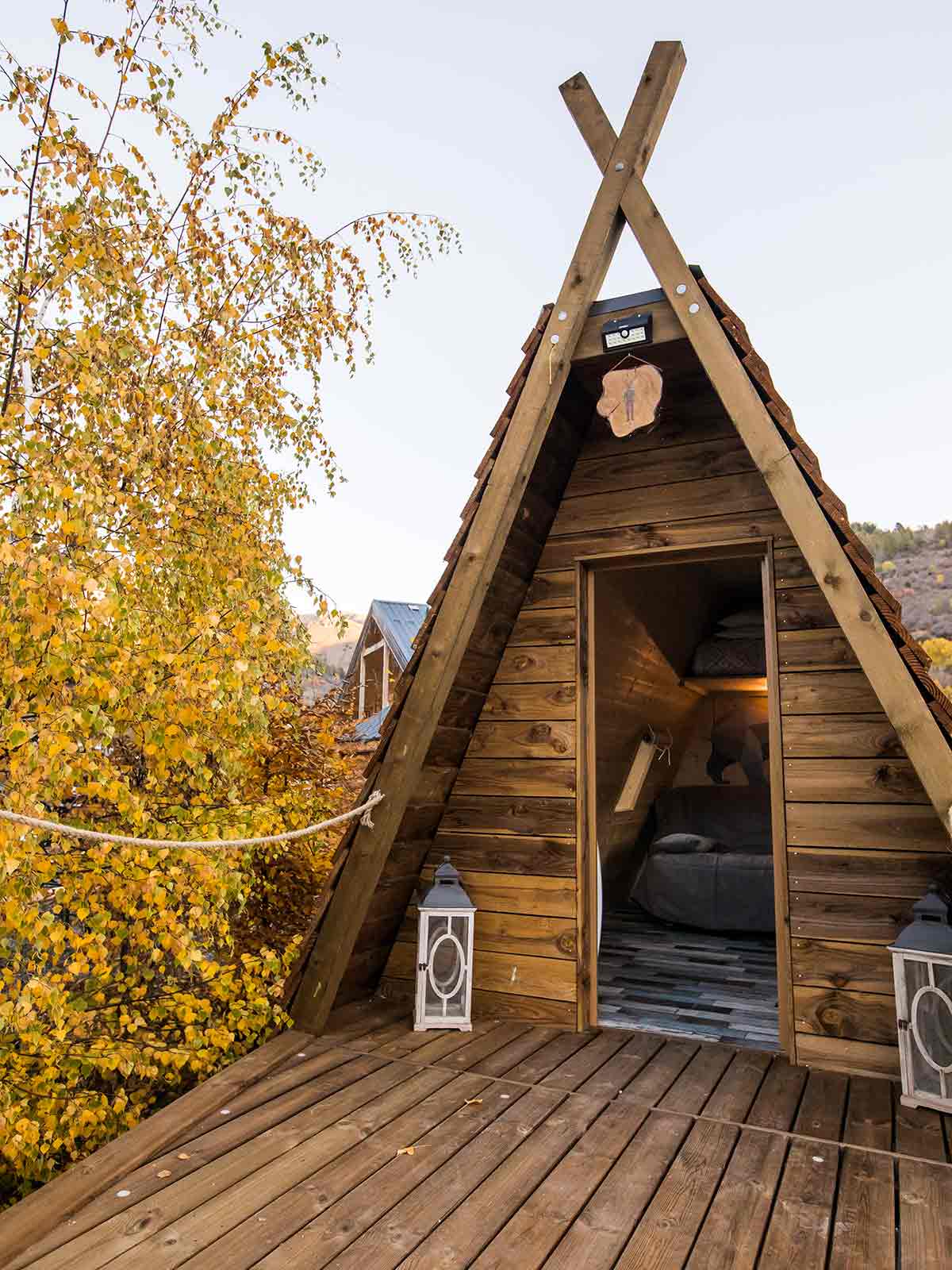 La Cabadienne — Cabane avec spa à Camping le Cians à Saint-Auban — détail architectural