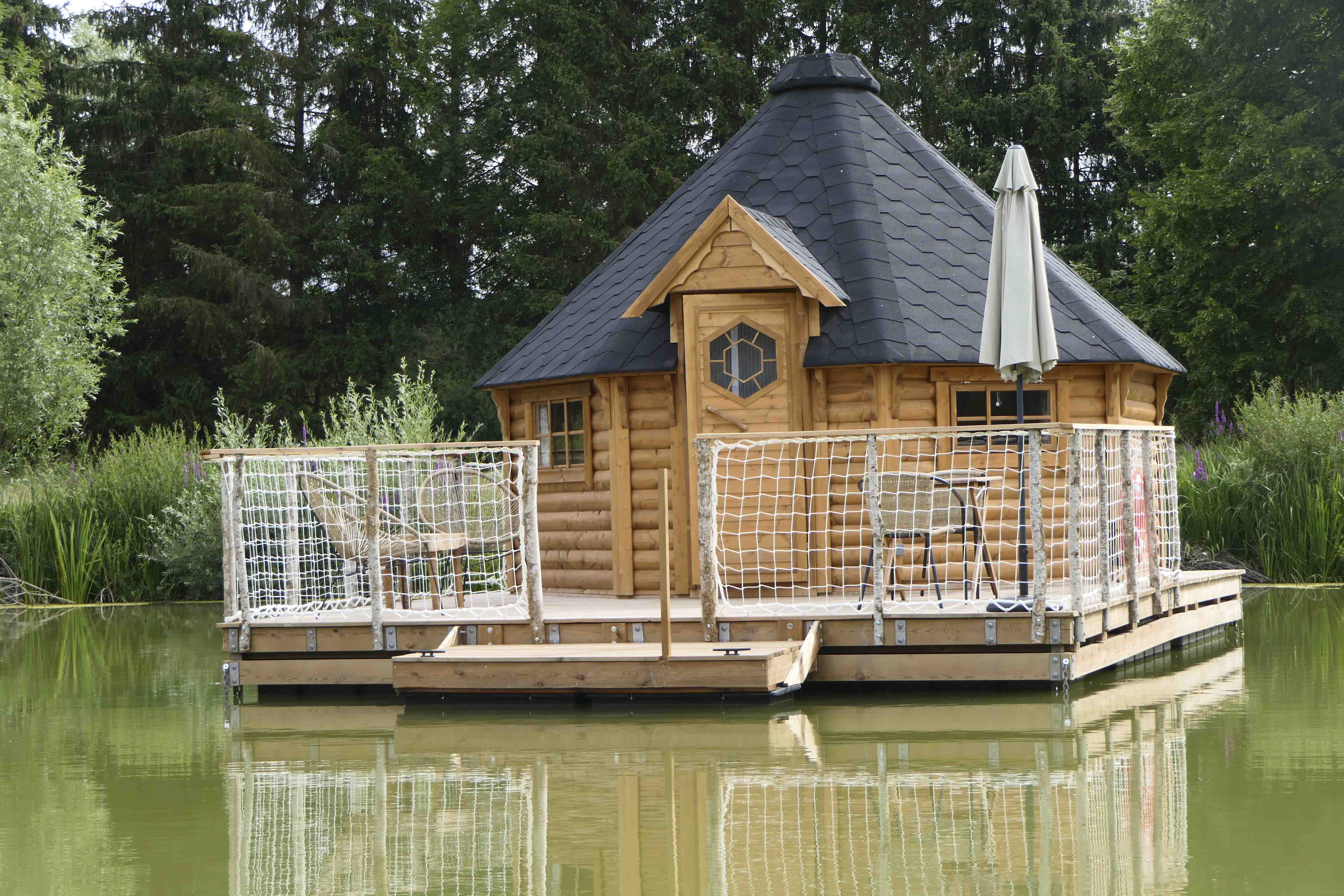 Le cerf : une cabane flottante au cœur de la Lorraine à Givrauval — cuisine