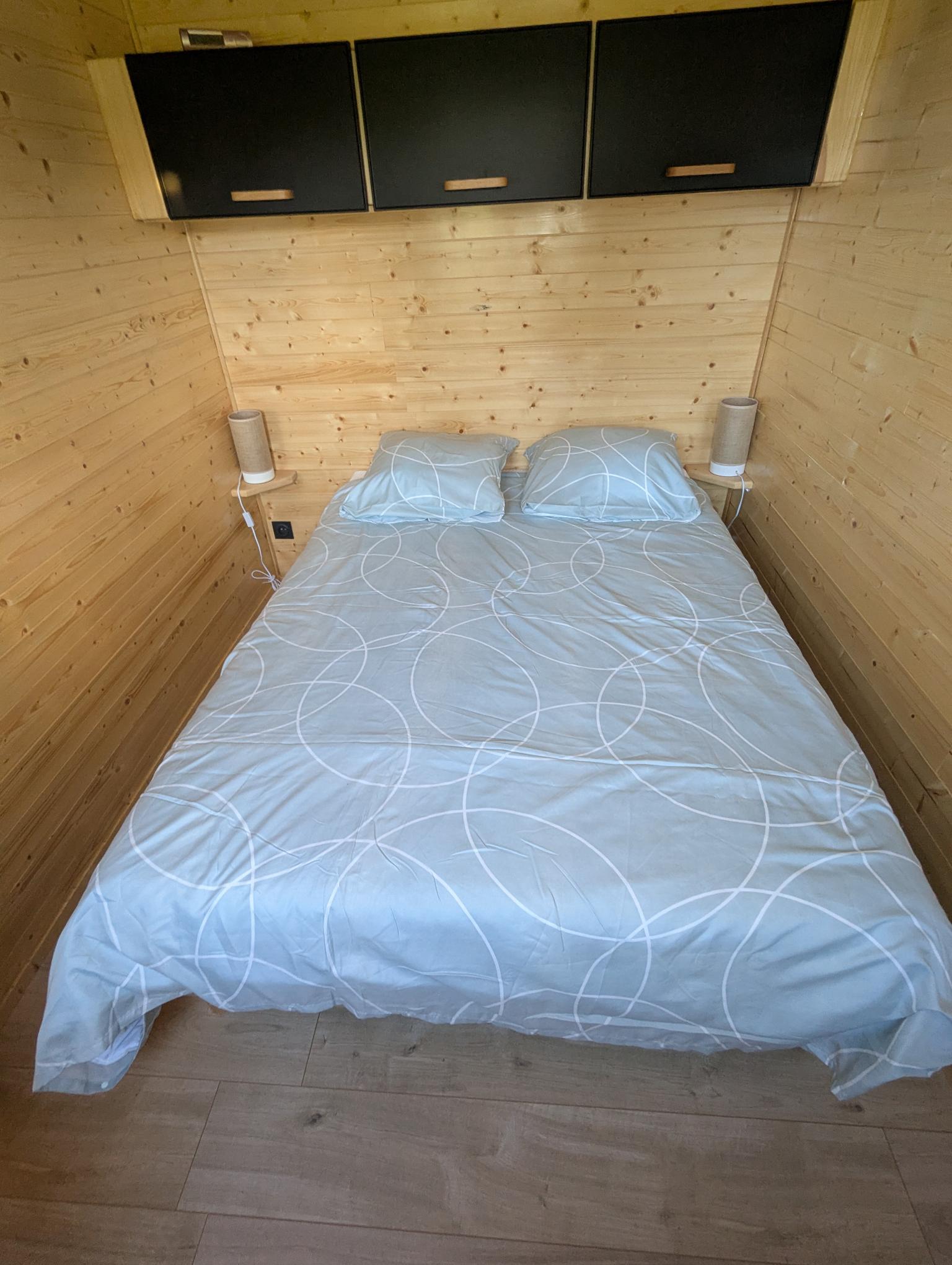Tiny house du bois prié — Séjour avec spa à Allier à Le Theil — salle de bain