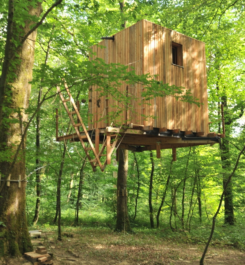 La Cabane des Troglodytes : un refuge suspendu en Franche-Comté — Cabane à Mont Sous Vaudrey
