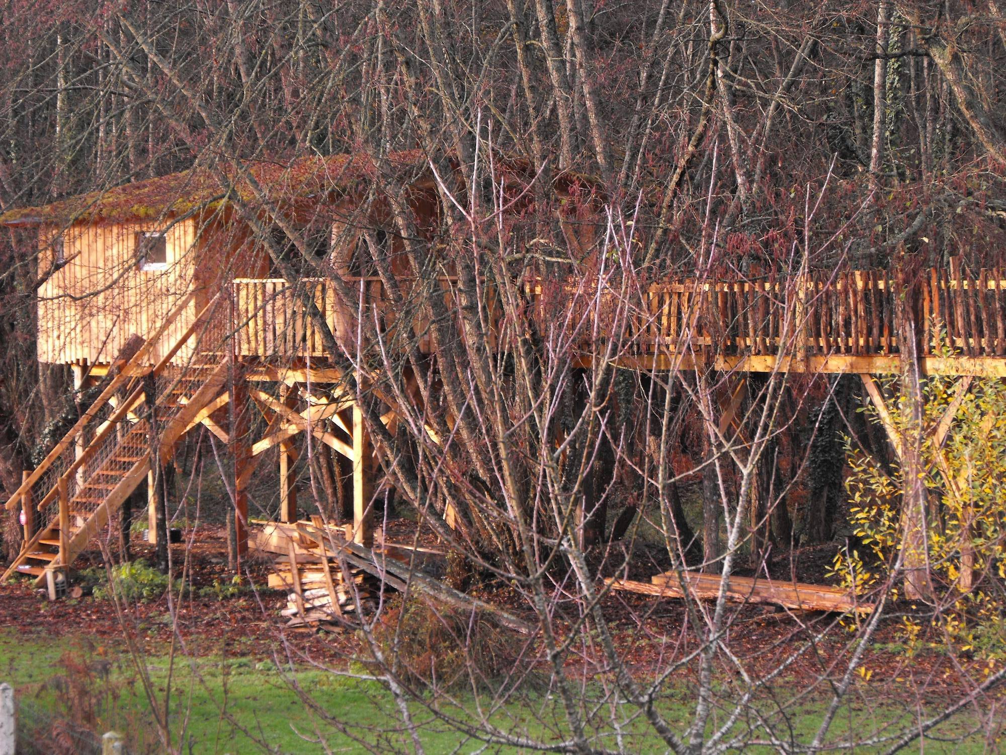 Cabane des Cerfs : une expérience suspendue en Aquitaine à Allons — salle de bain