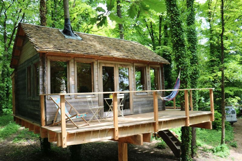 La Cabane de La Tortillère : une expérience suspendue dans les arbres à Marcay — chambre