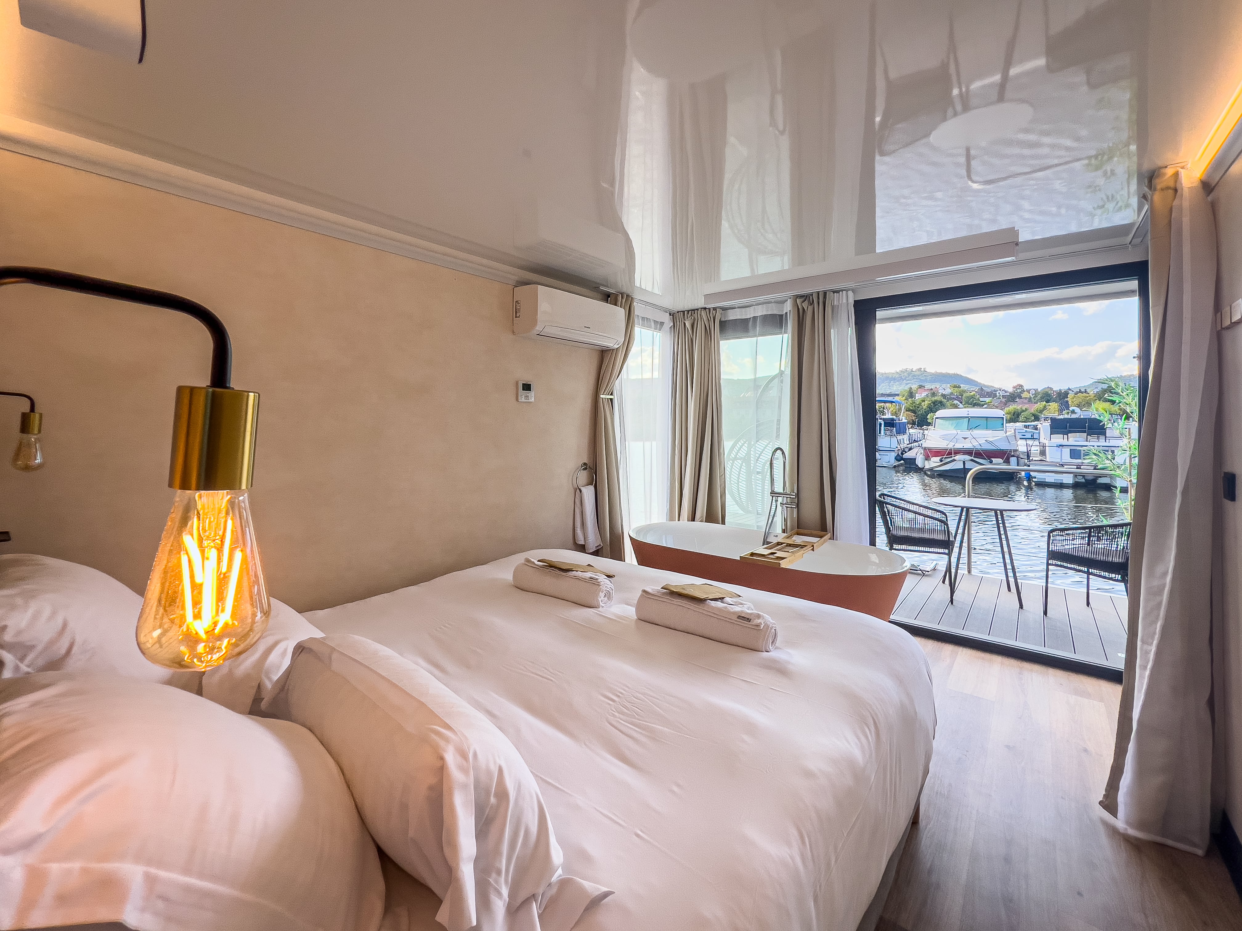 Évasion en Suite flottante Supérieure avec Balnéo en Alsace — Suite à Saverne