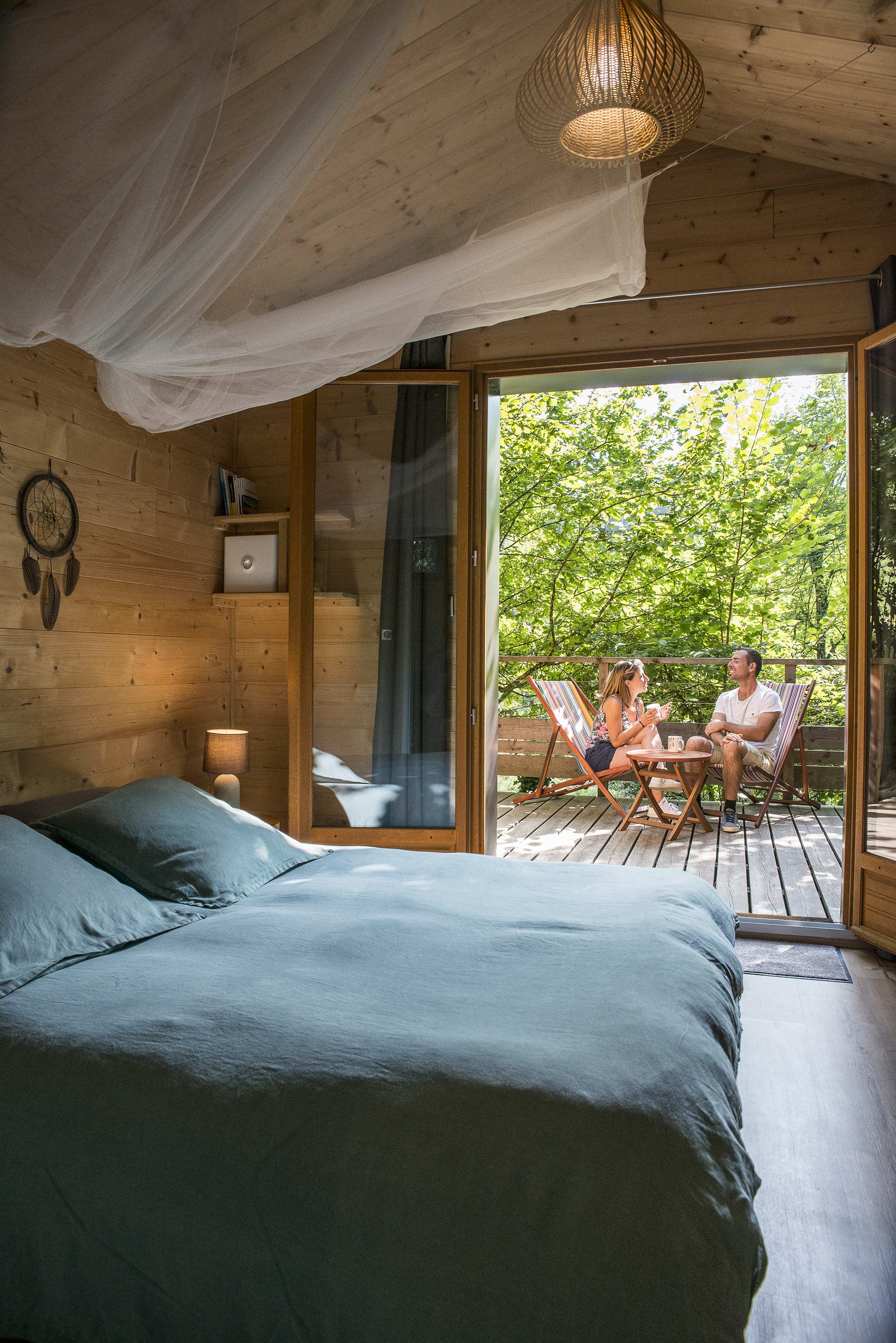 La Cabane aux Rêves Spa — Cabane sur pilotis avec jacuzzi en Savoie à Sainte-Marie-D'alvey — vue depuis la terrasse