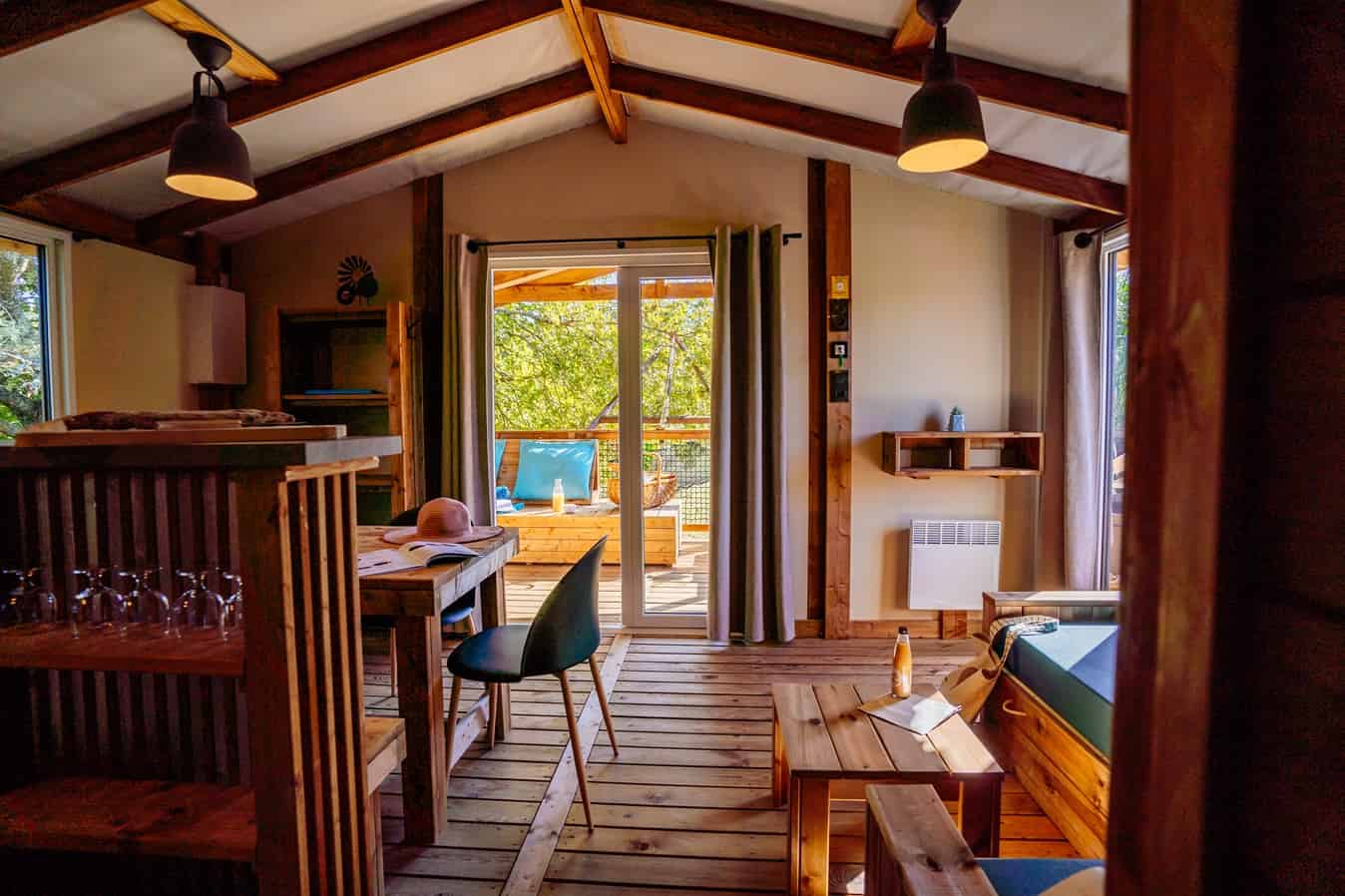 Océania Lodge avec spa — Cabane avec spa à Gironde à Le Nizan — environnement naturel