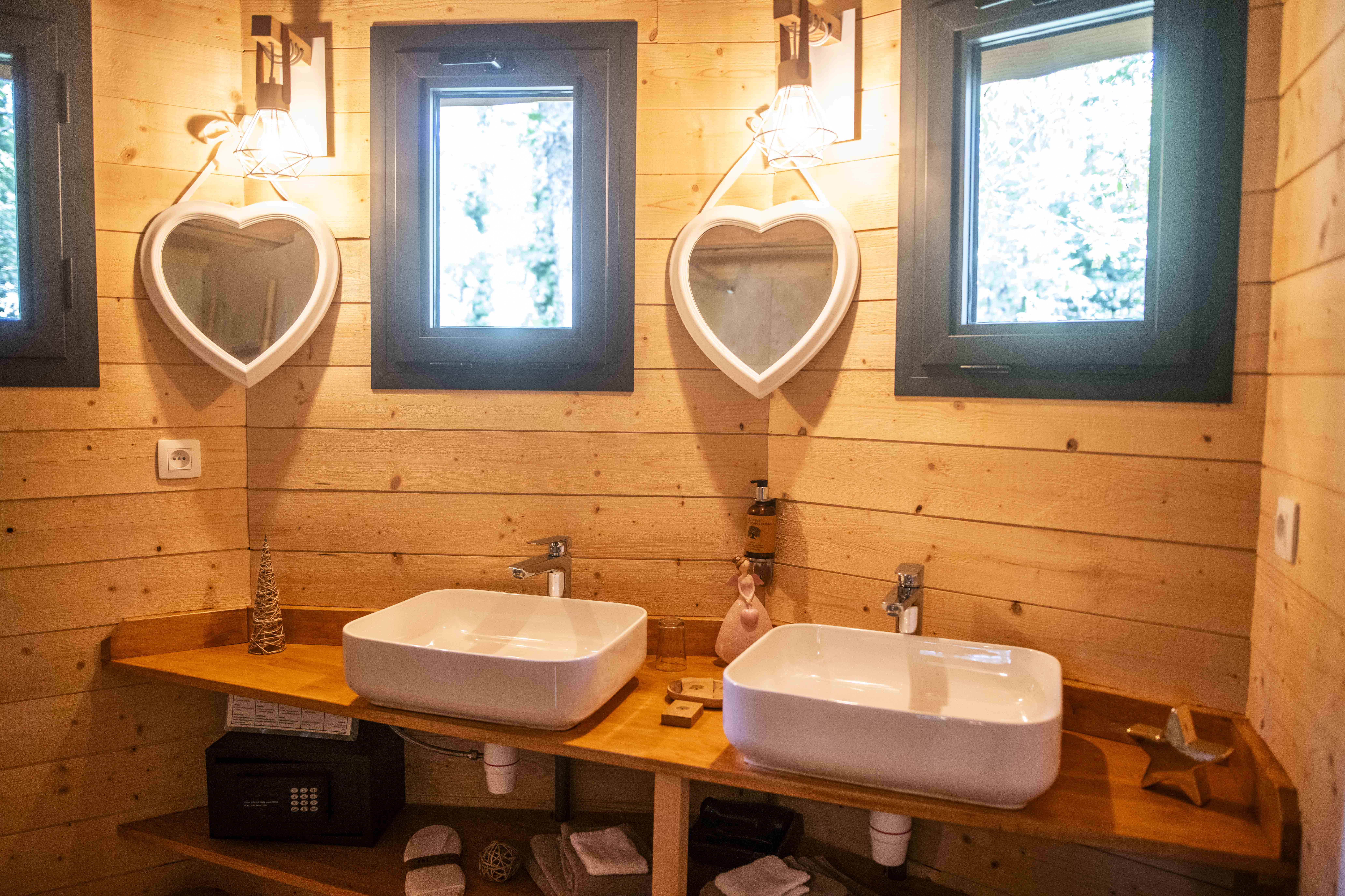 La Cabane Nid'Amour & Spa : une évasion dans les arbres à Martillac — vue depuis la terrasse