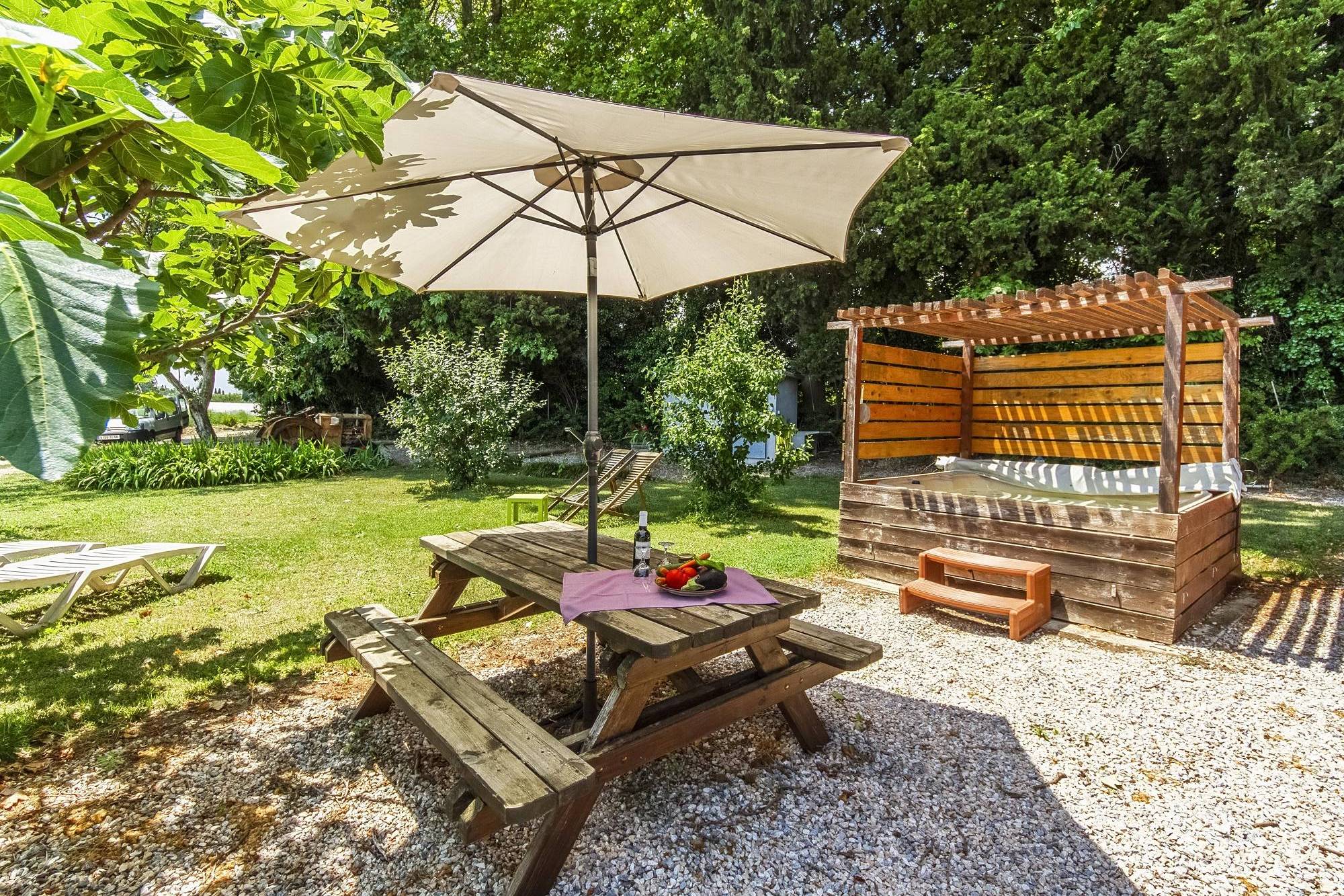 La Roulotte Spa Gitane — Roulotte avec jacuzzi à Pyrénées-Orientales à Perpignan — chambre