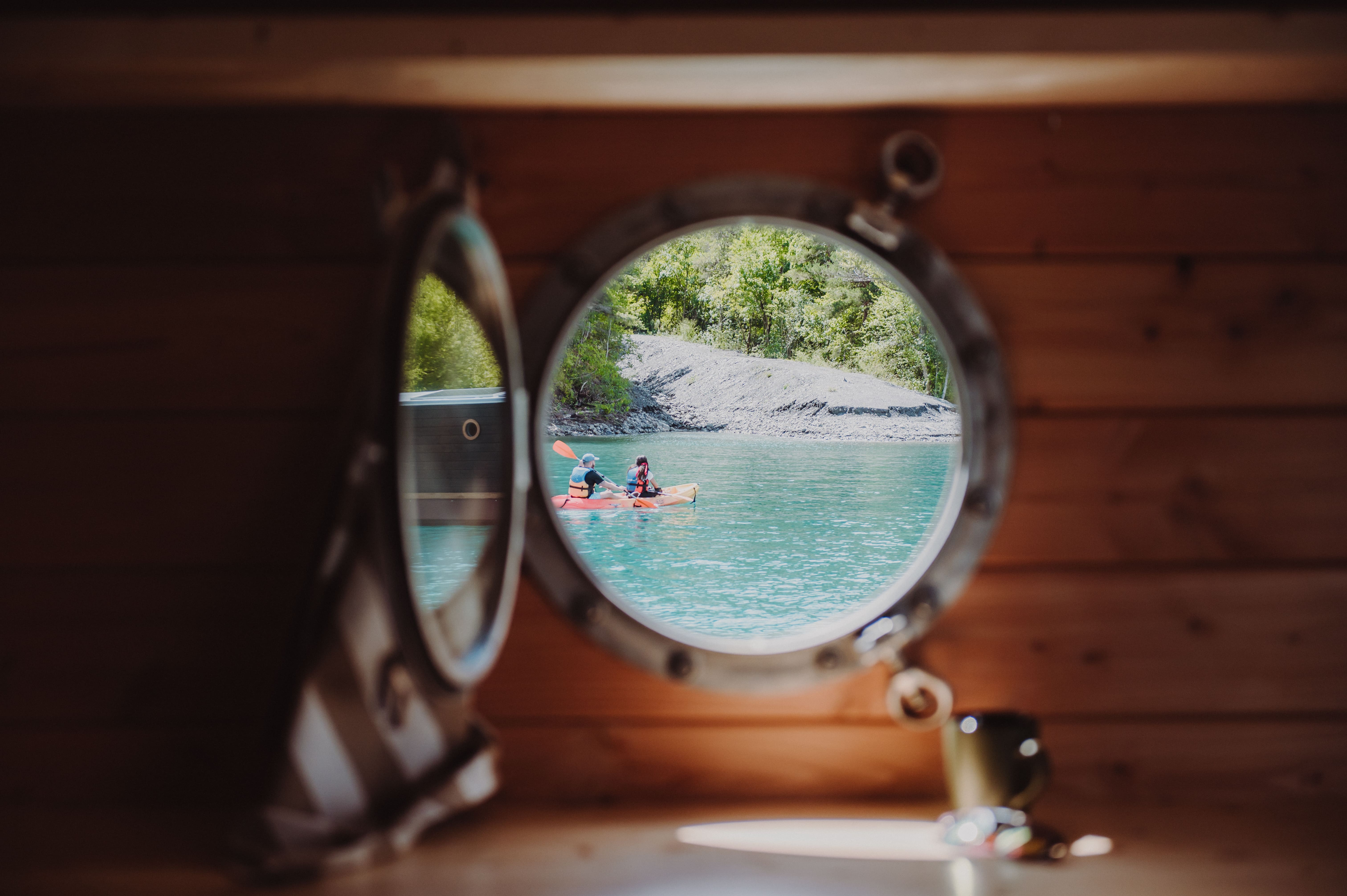 Toue Cabanée du Lac de Serre Ponçon — Séjour insolite avec spa dans les Hautes-Alpes à Rousset-Serre-Ponçon — cuisine