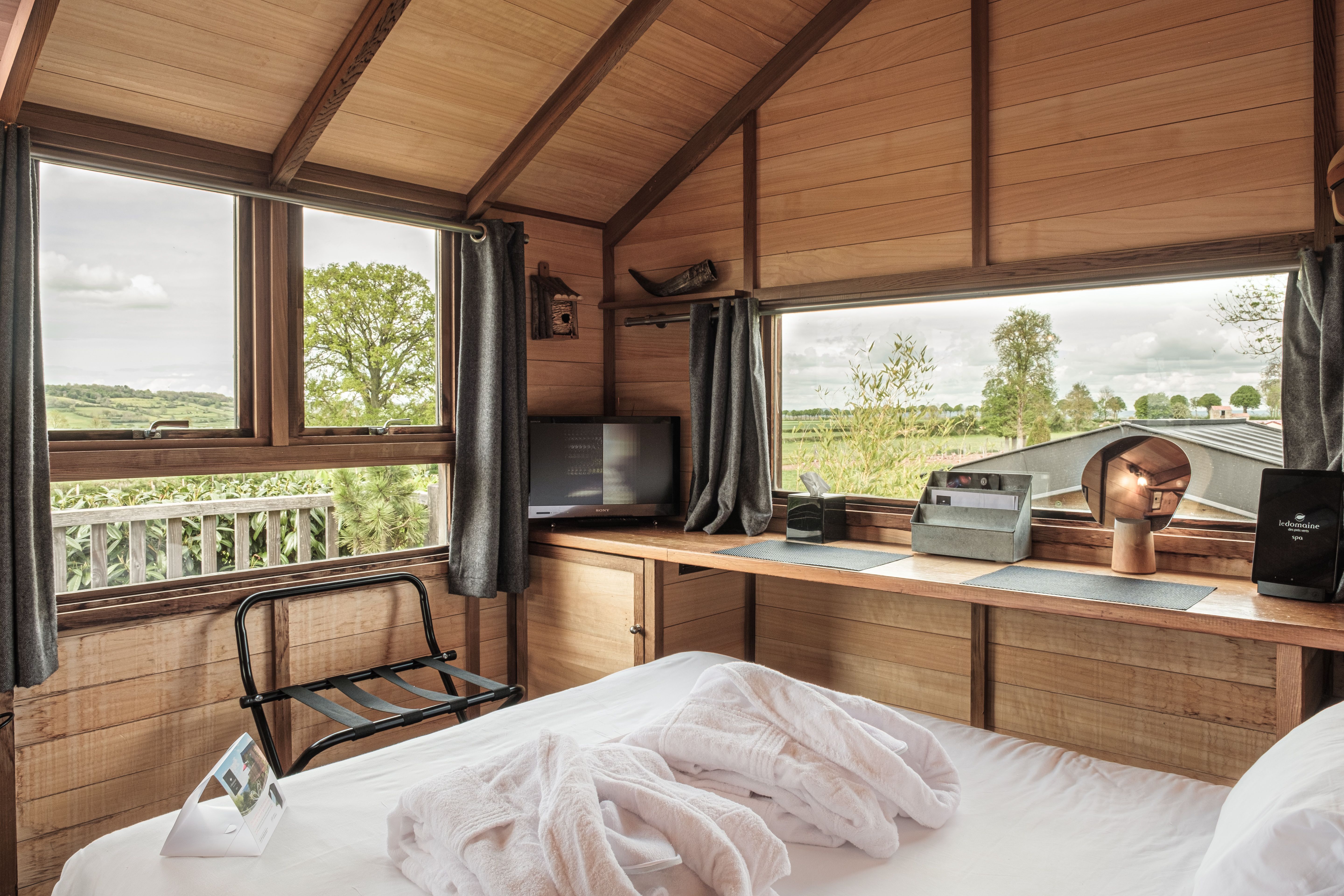 Le Cabanon Spa : une évasion romantique en Bourgogne à Jouey — chambre