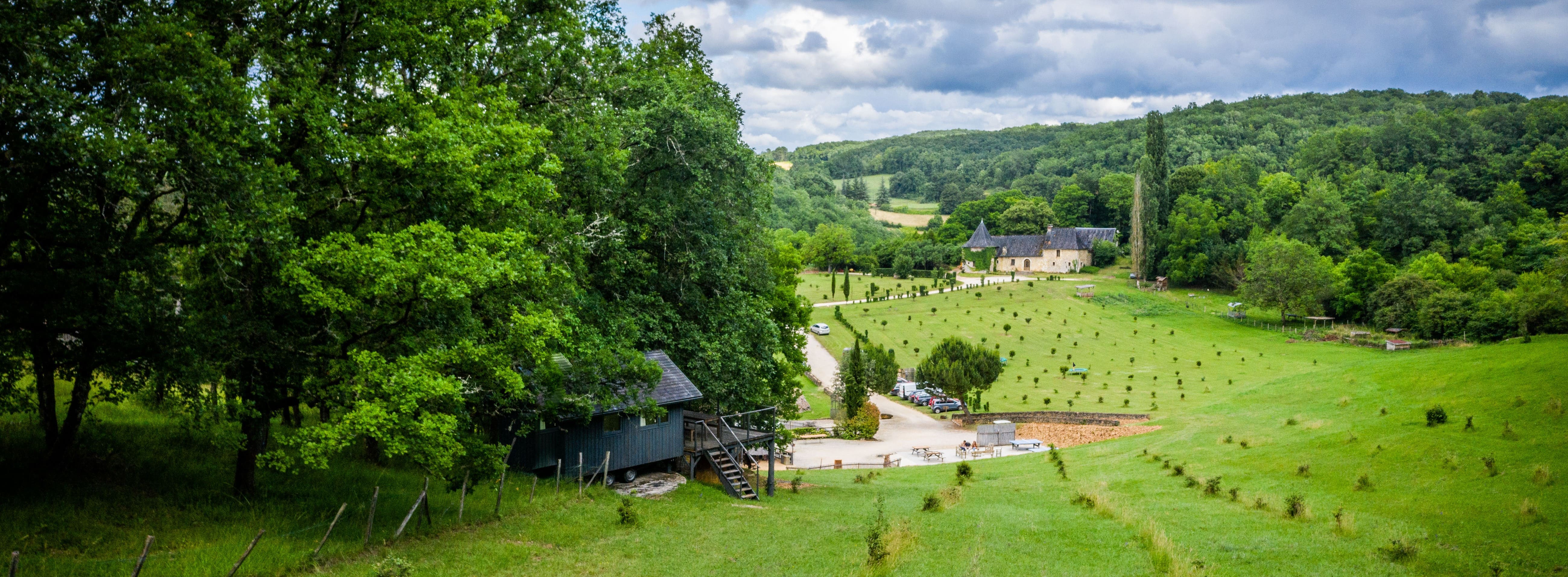 Tiny House la Pradela — Nuit avec Spa privé en Dordogne à Alles-sur-Dordogne — environnement naturel