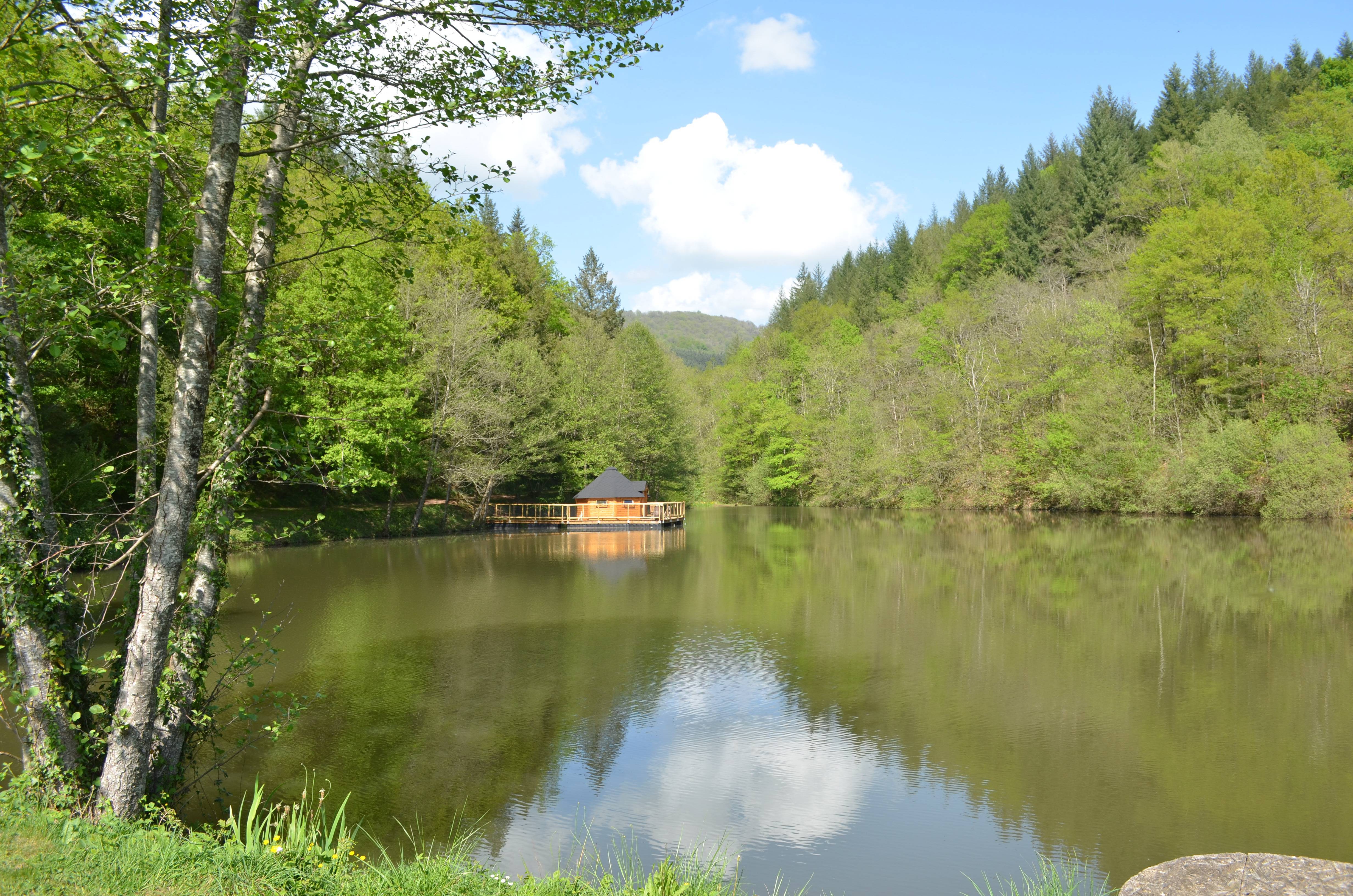 Cabane flottante Libellule : une évasion sur l'eau en Aveyron — Cabane à Conques-En-Rouergue