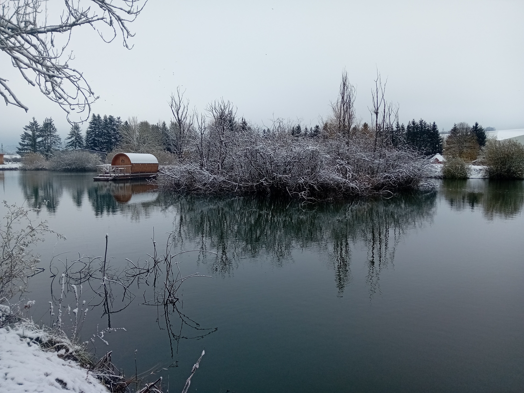 Le Tonneau Millésime : une cabane flottante en Lorraine à Givrauval — chambre