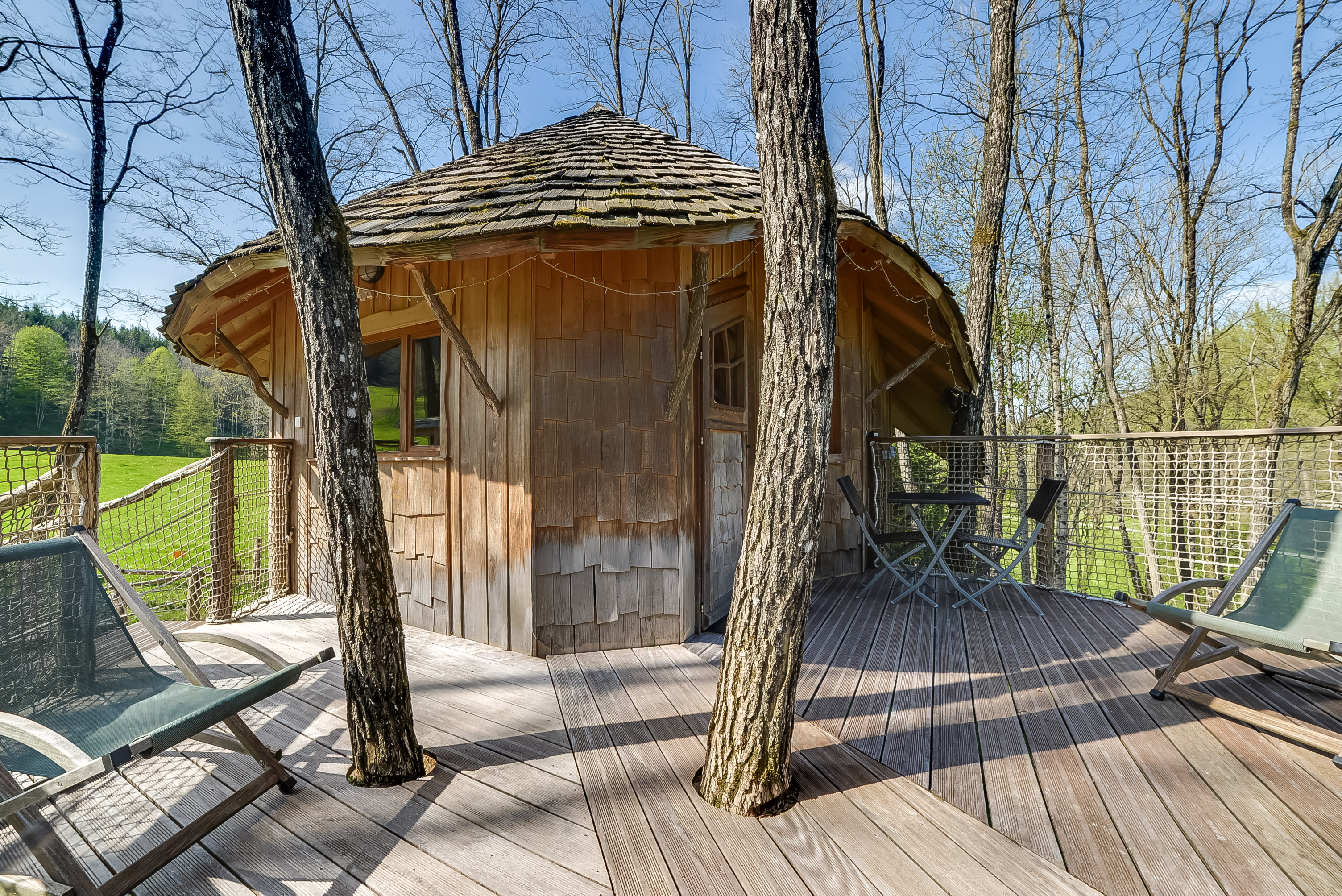 Cabane des Acacias : une expérience unique sur pilotis à Corcelle-Mieslot — espace de vie