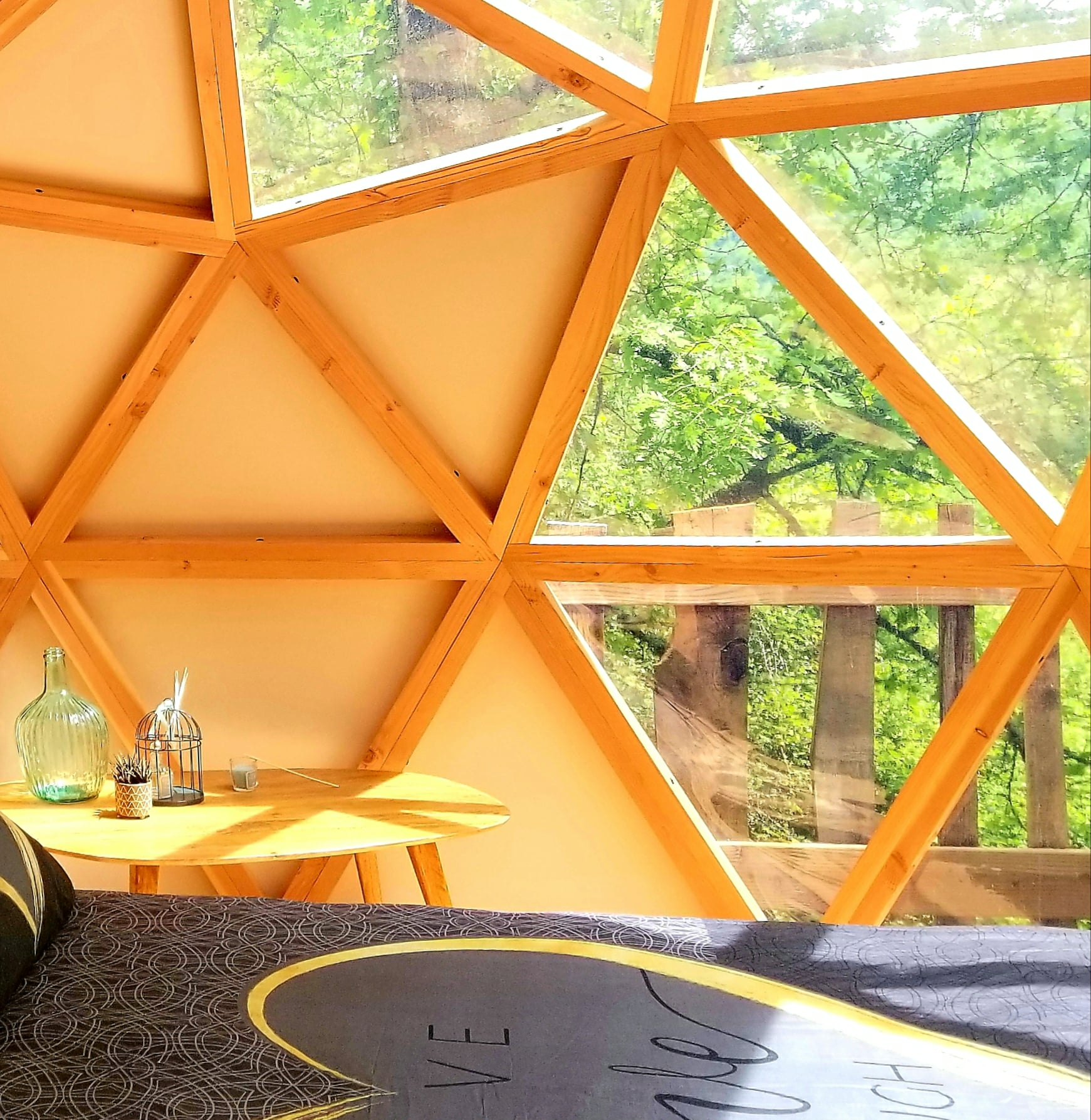 Dôme perché sur pilotis — Dôme avec spa à Aveyron à Baraqueville — espace de vie