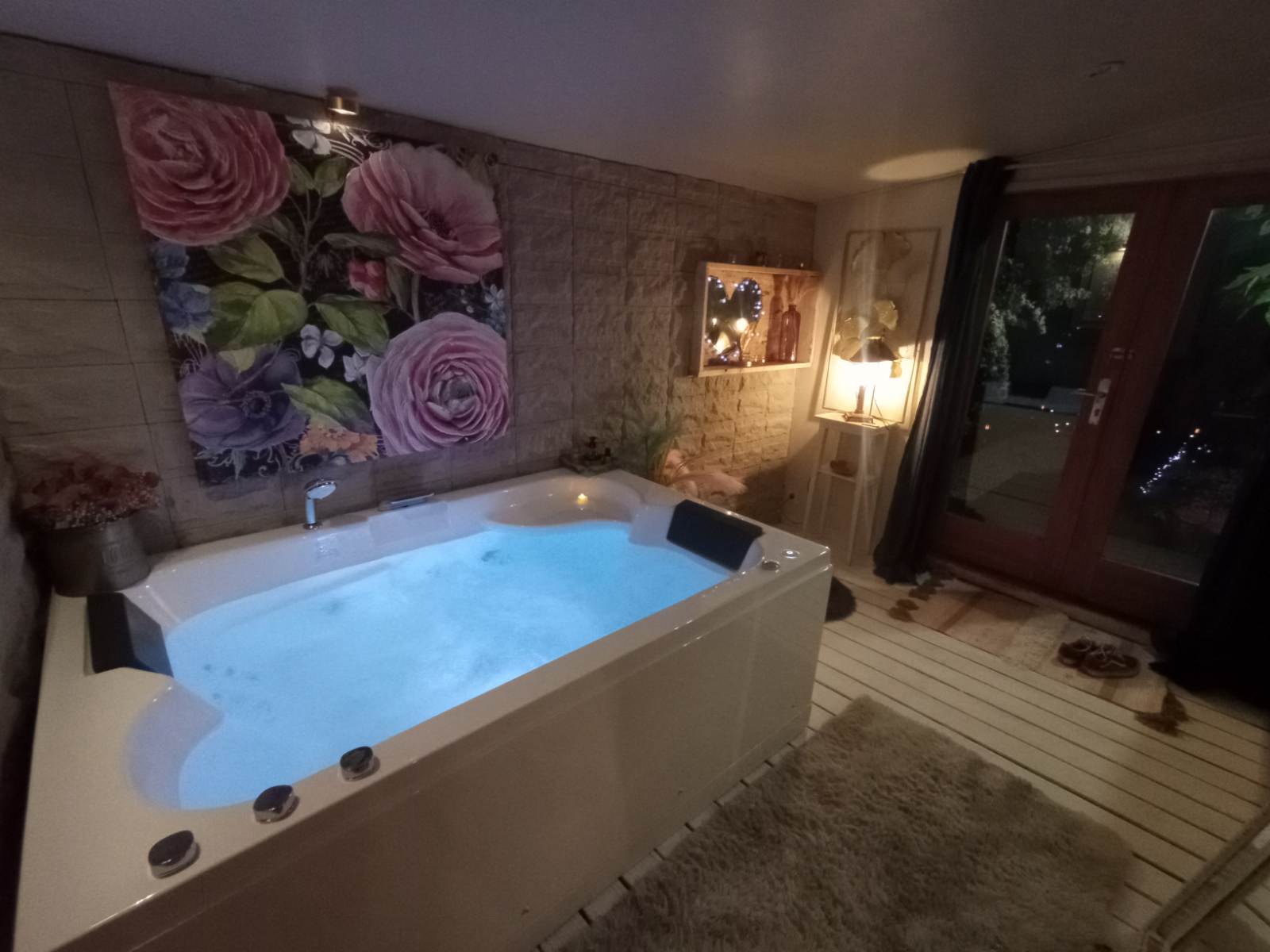 Évasion romantique dans une cabane avec balnéothérapie