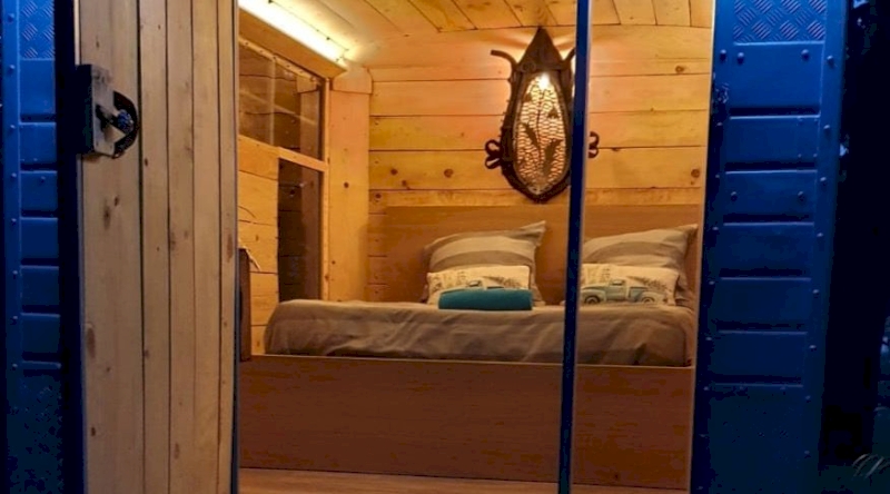 Le Truck-Lodge le GOELETTE : Une expérience inclassable en Provence à Saint-Andiol — espace de vie