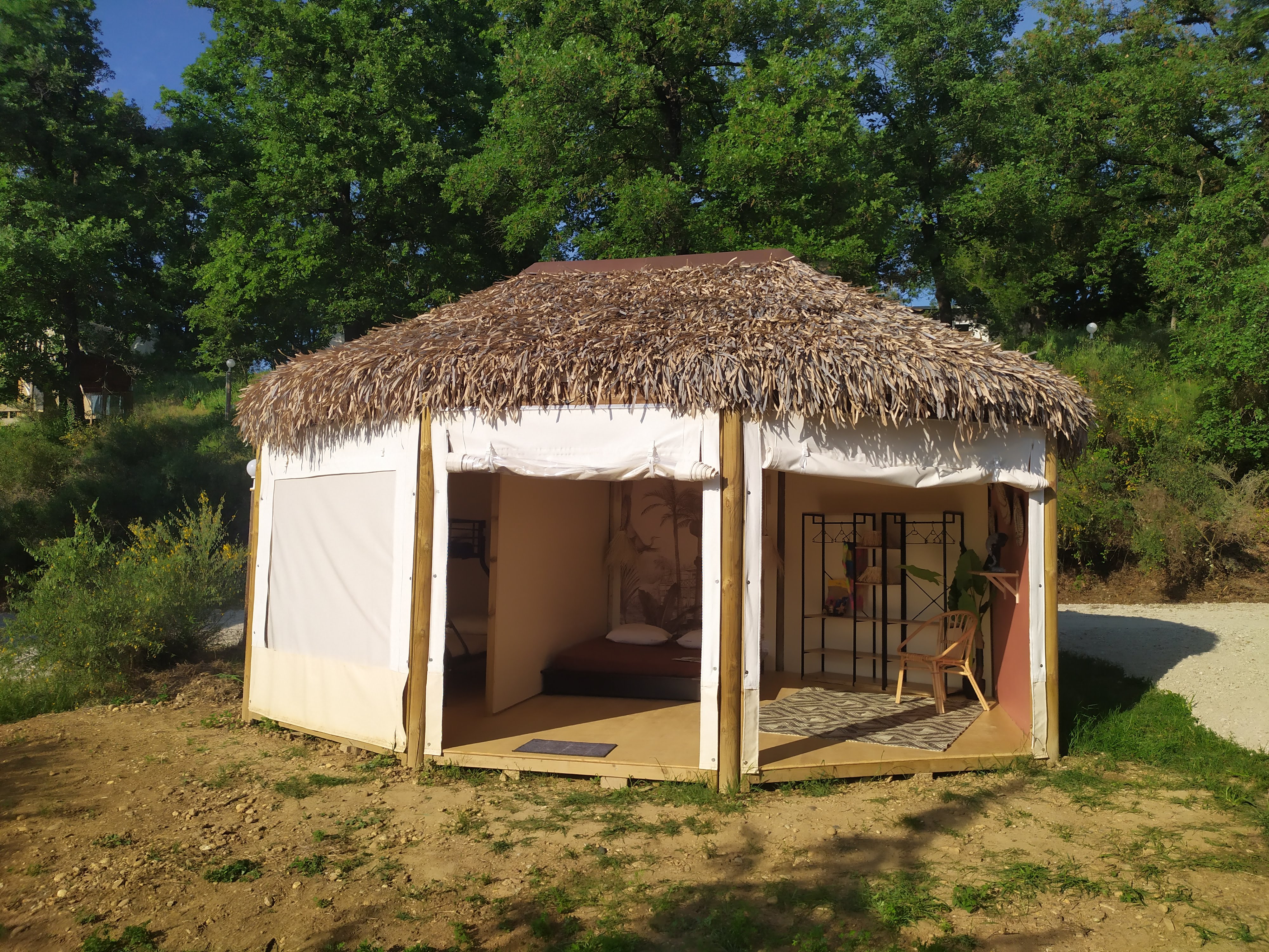 Savannah Lodge : une cabane immersive en Rhône-Alpes à Albon — espace de vie