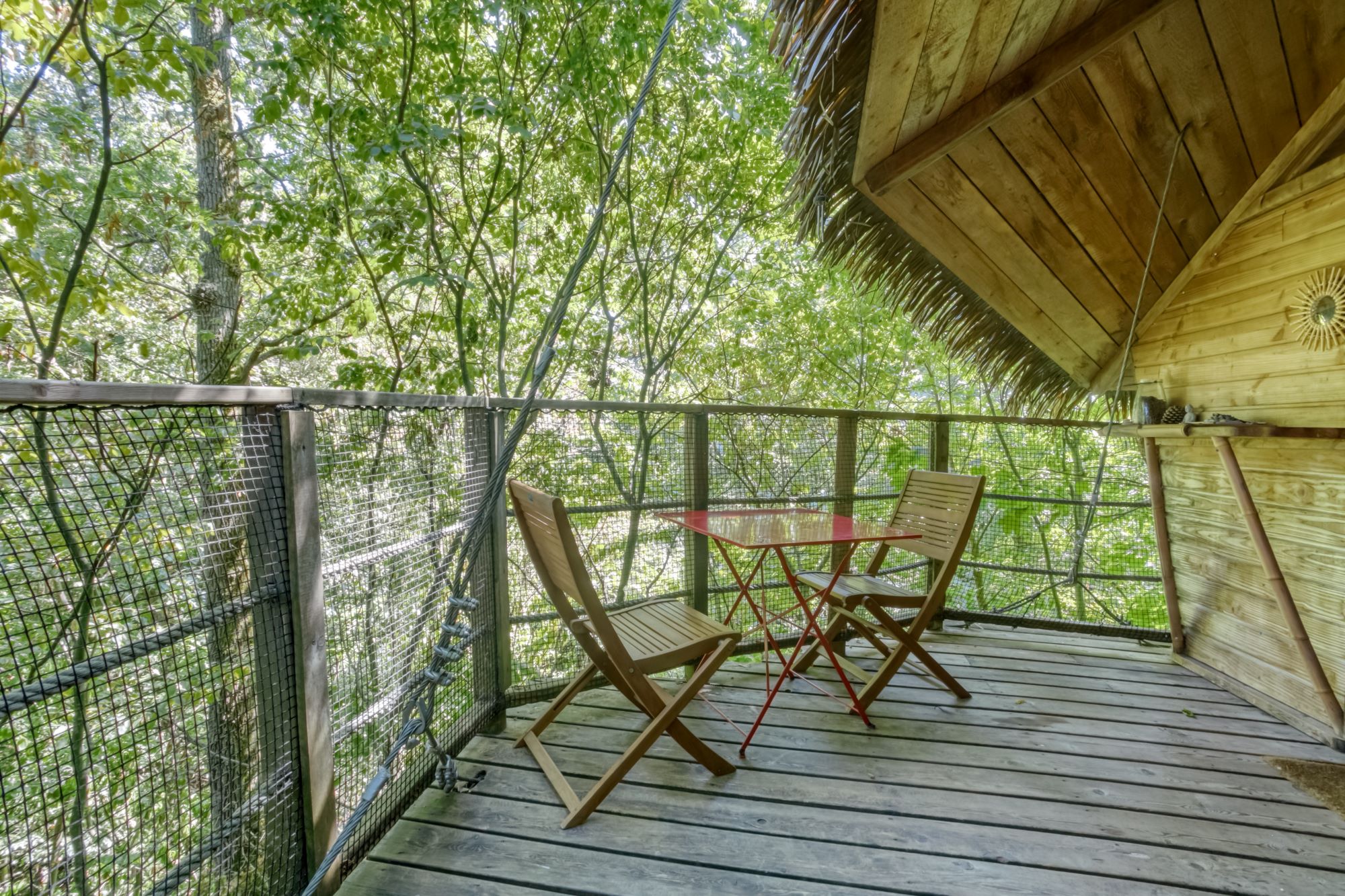 Cabane Zen perchée — Nuit romantique à 8m en Charente-Maritime à Pessines — espace de vie