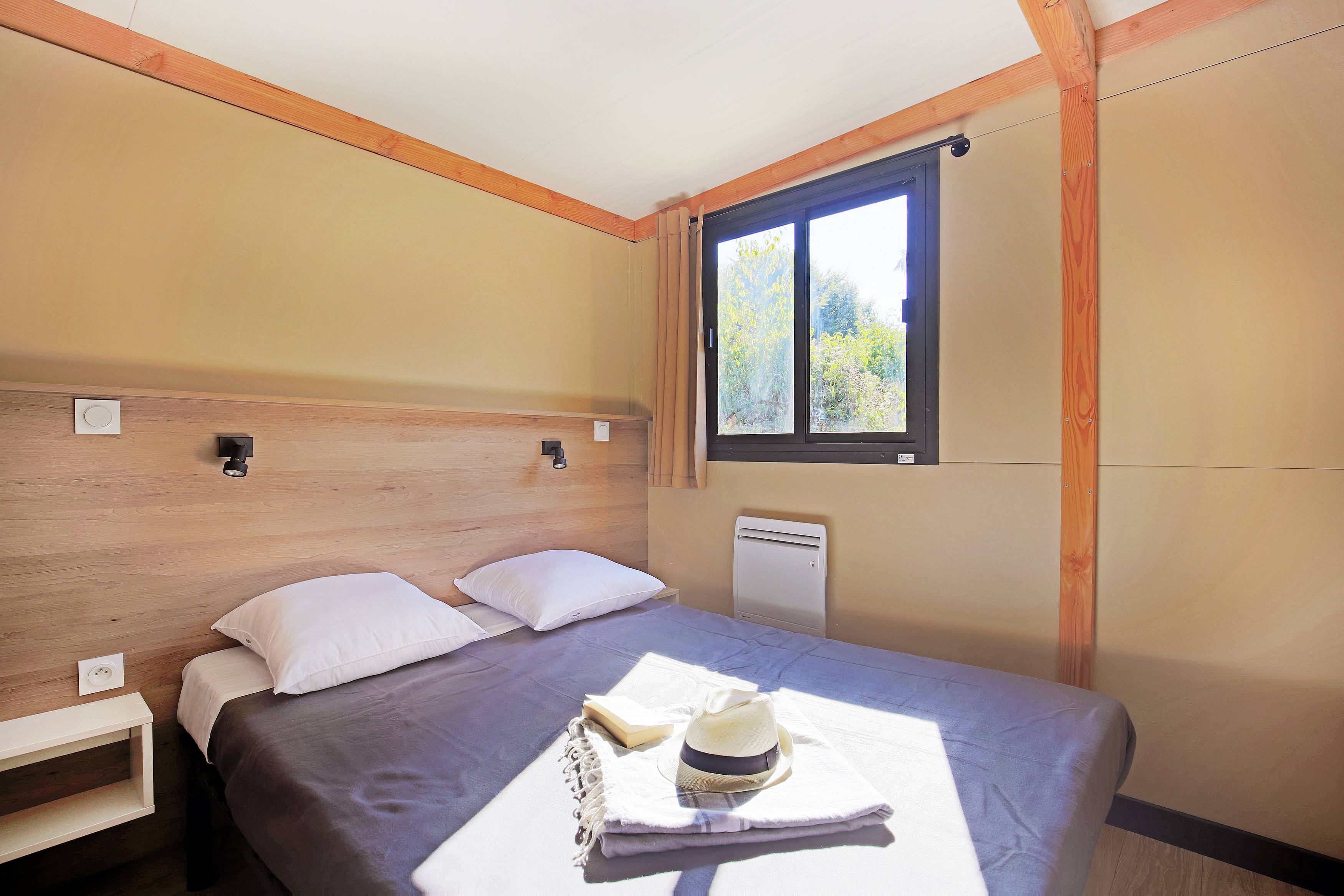 Cabane Vancouver — Séjour confortable avec spa à Cantal à Madic — chambre