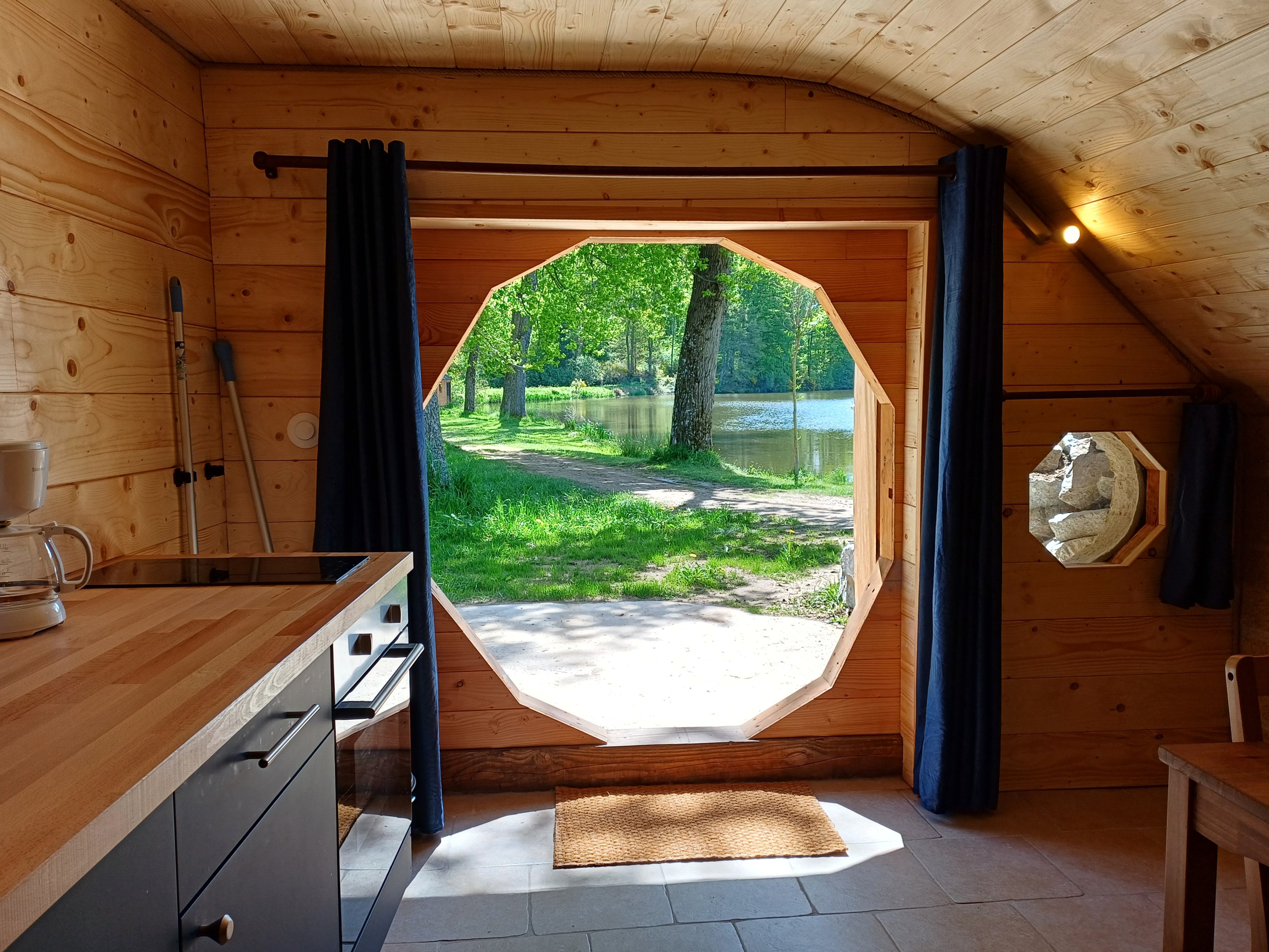 Antre du Hobbit : une expérience immersive au bord du lac à Condat-En-Combraille — vue intérieure