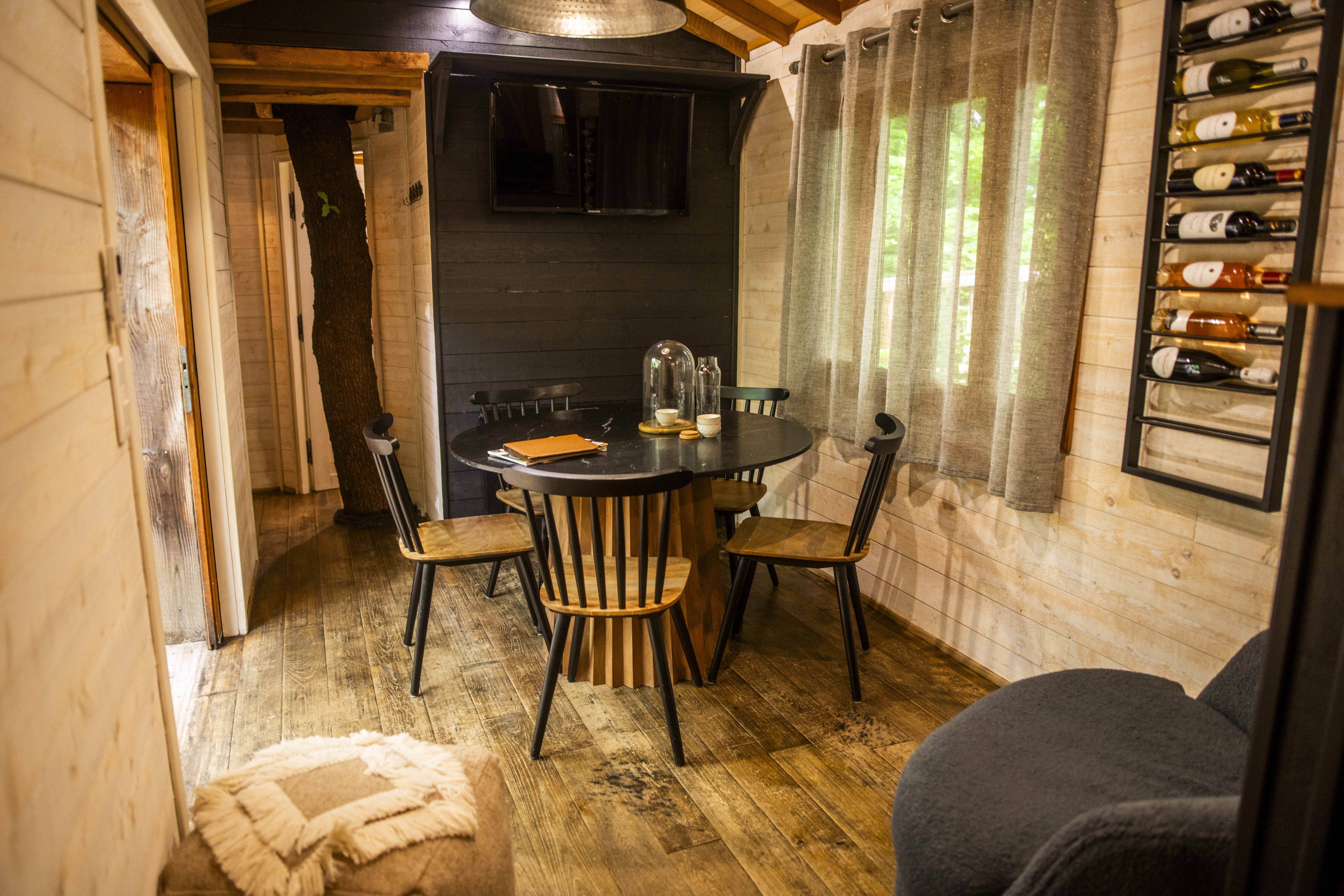 Cabane Château Hautefort & Spa : une expérience immersive en Aquitaine à Beaumontois En Perigord — vue depuis la terrasse