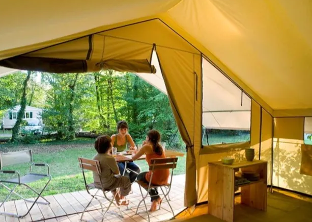 Tente Lodge Cabanon Safari : un glamping enchanteur en Provence à Esparron De Verdon — vue intérieure