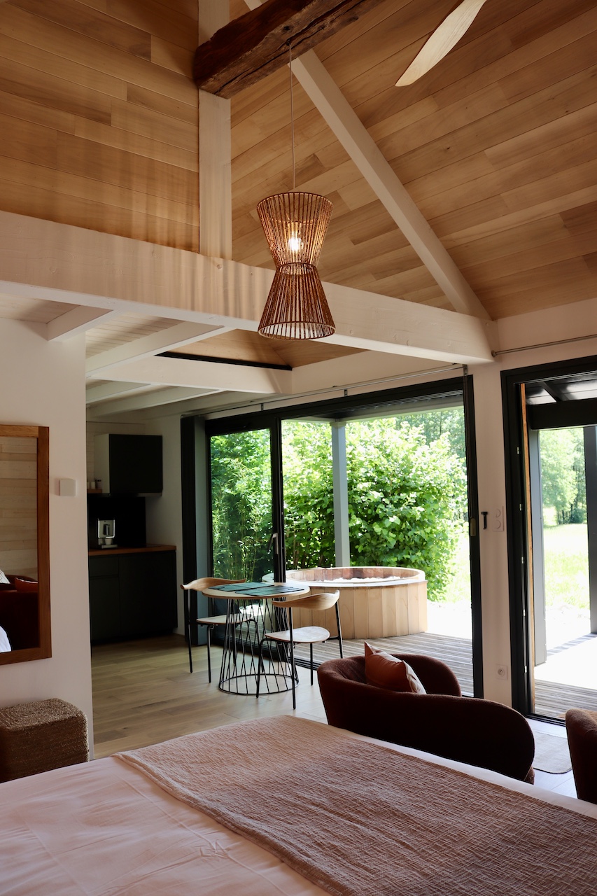 Lodge Spa privatif Escapade : une cabane en Auvergne à Marchal — vue intérieure
