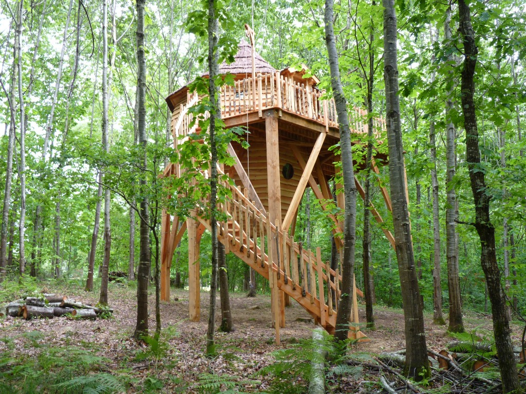 Élona : une cabane dans les arbres pour une escapade enchantée — Cabane à Loubieng