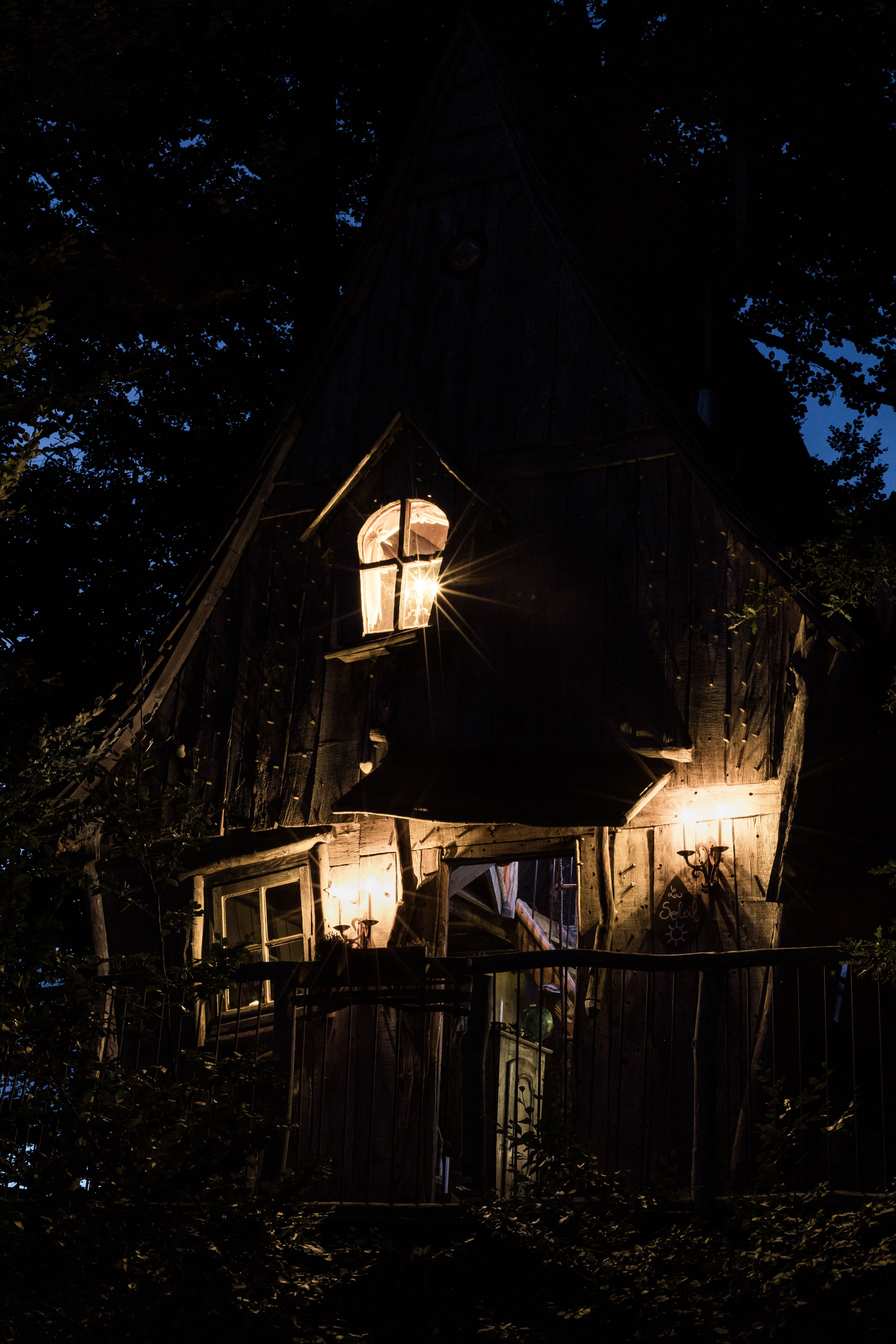 La cabane du Soleil — Cabane dans les arbres à 6m de hauteur en Corrèze à Brive-la-Gaillarde — détail architectural